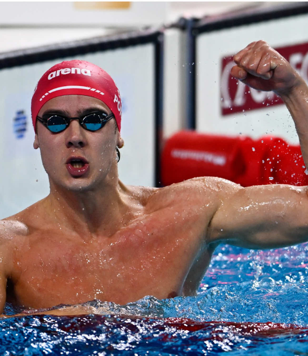 👏¡𝐏𝐎𝐍𝐓𝐈 en pie!  🏊‍♂️El suizo destroza el récord del mundo de los 50 mariposa #AQUABudapest2024 #budapest #swim #swimmingpool #deportesentiktok #TikTokDeportes 