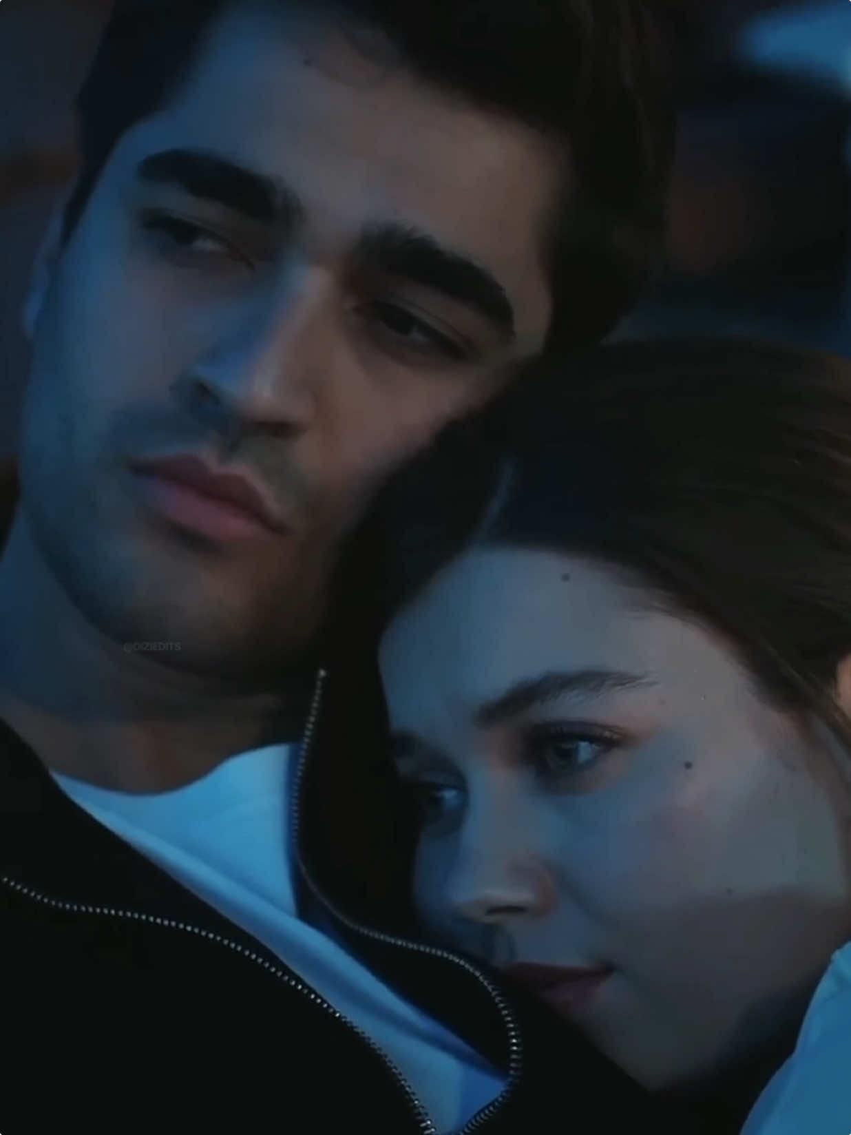 sevdiğinin kollarında huzurla gün doğumunu izlemek.. #keşfet #seyfer #yalicapkini #diziedit #seyranferit #afrasaraçoğlu #seyrankorhan #mertramazandemir #feritkorhan #turkishserie 