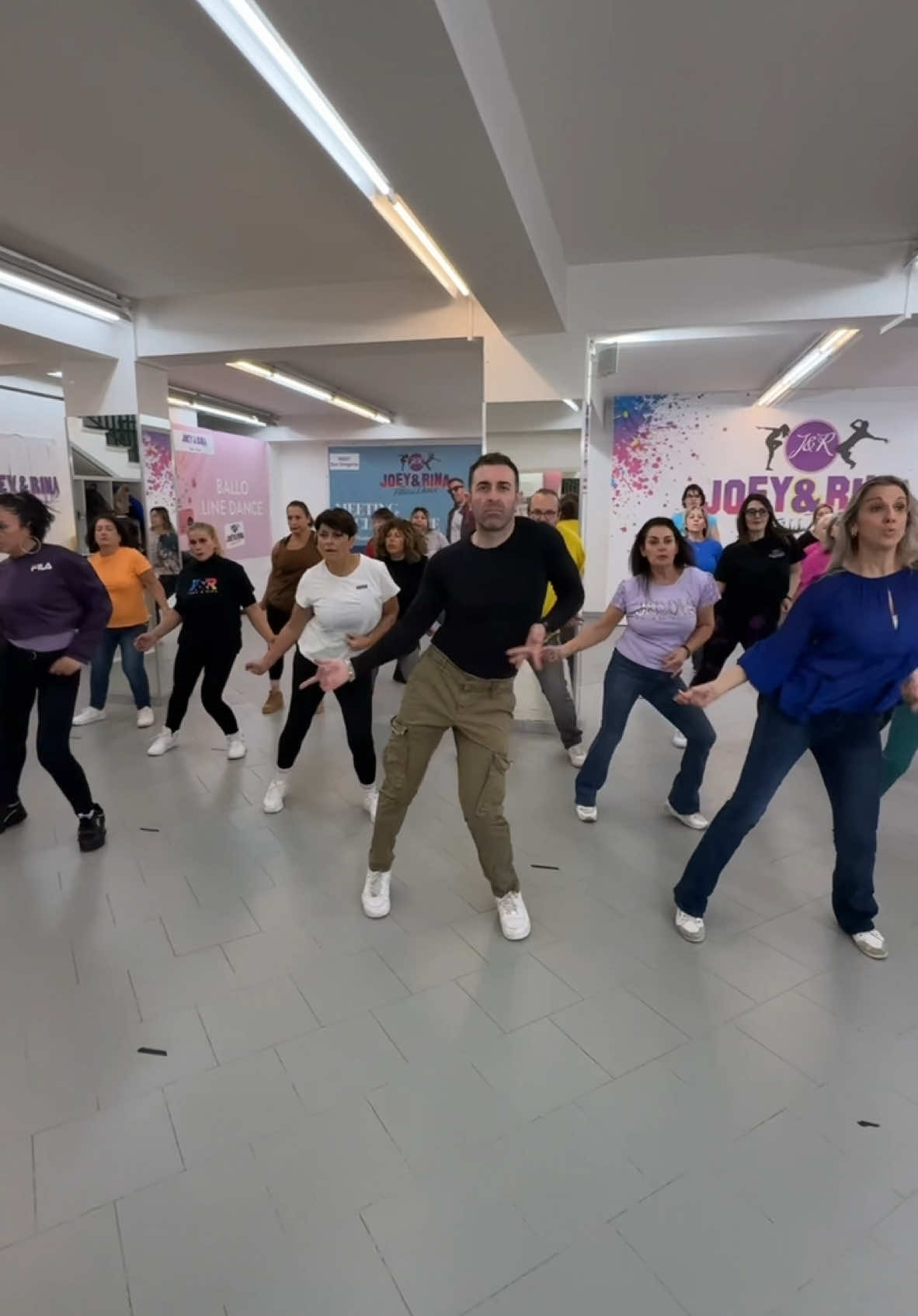 MANDARE TUTTO ALL’ ARIA @Marco Mengoni #joeyerina #joeydistefano #socialdance #viralvideos #mandaretuttoallaria 