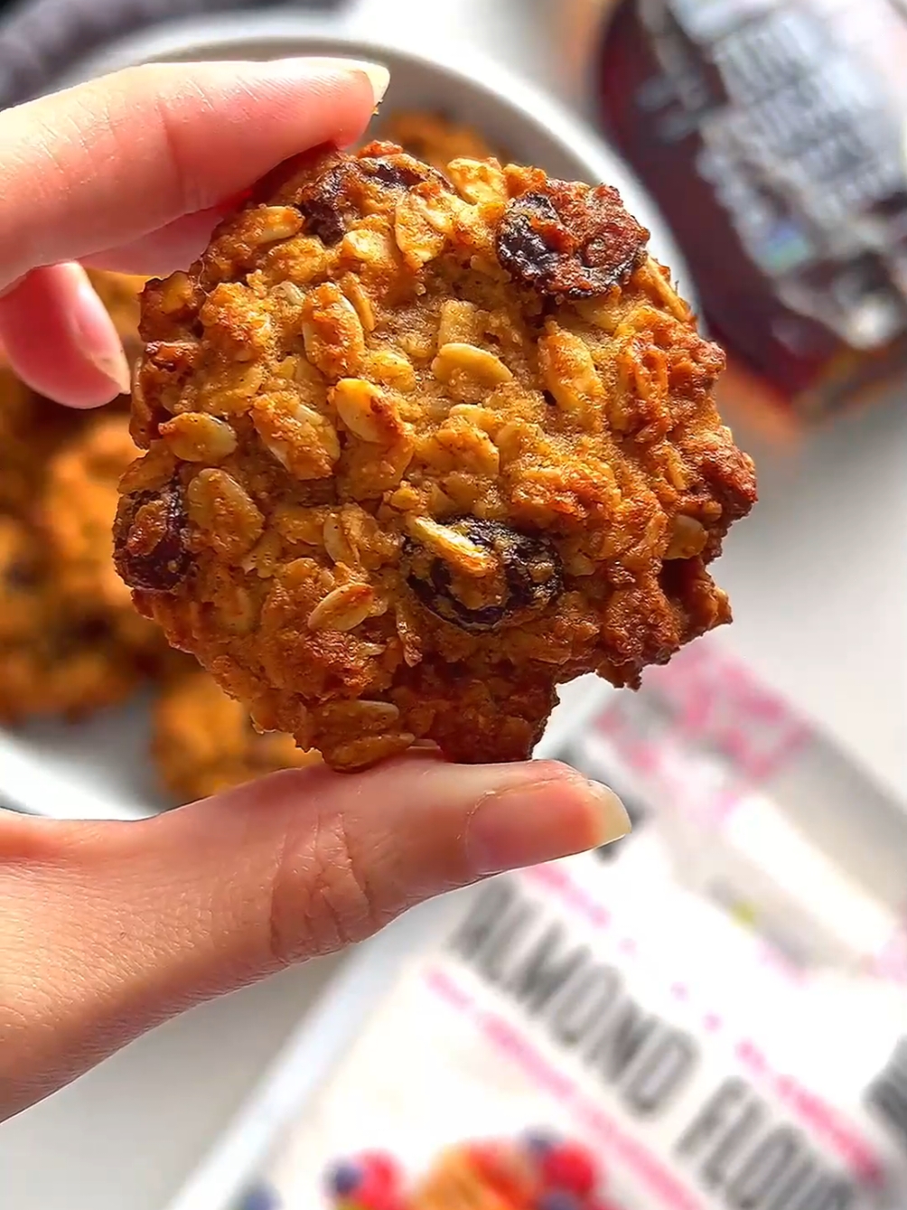 Oatmeal cookies were my favorite childhood cookie! Anyone else? 🙋🏻‍♀️ Many of you know I love recreating healthy versions of my favorite treats, and these really hit home. They’re soft and chewy and sweet — minus the sugar and white flour. You could be biting into one of these in just 20 minutes. #wholesomeyum #healthyrecipes #cookies #oats #zerosugar #sugarfree #sugarfreedessert #oatmealcookies