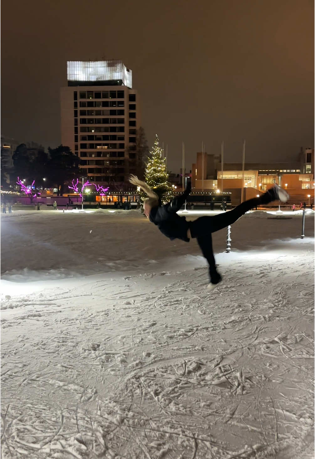 🌬️🌬️#outdooricerink #figureskater #winter #finland #iceskatingtiktok #outdooriceskating #butterfly #snow 