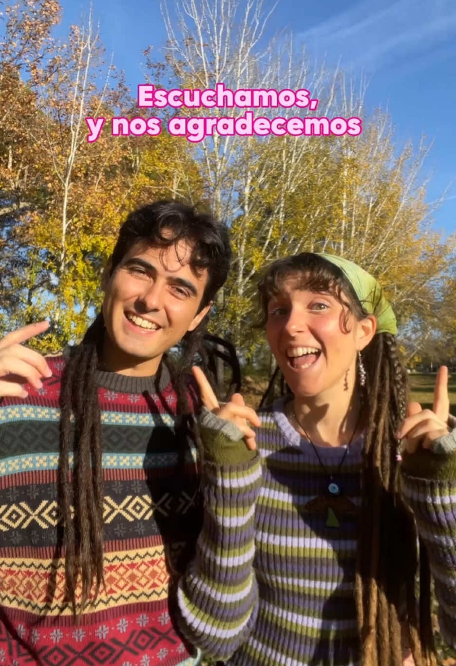 ¿Os gusta nuestra versión del trend de “escuchamos pero no juzgamos”? El original nos parecía un poco tóxic0 y siempre nos escuchamos sin juzgar 🥹 @Oihan 🏖️ ❤️ ig:amets98 ☮️ #pareja #rastas #dreads #dreadlocks #hippie 