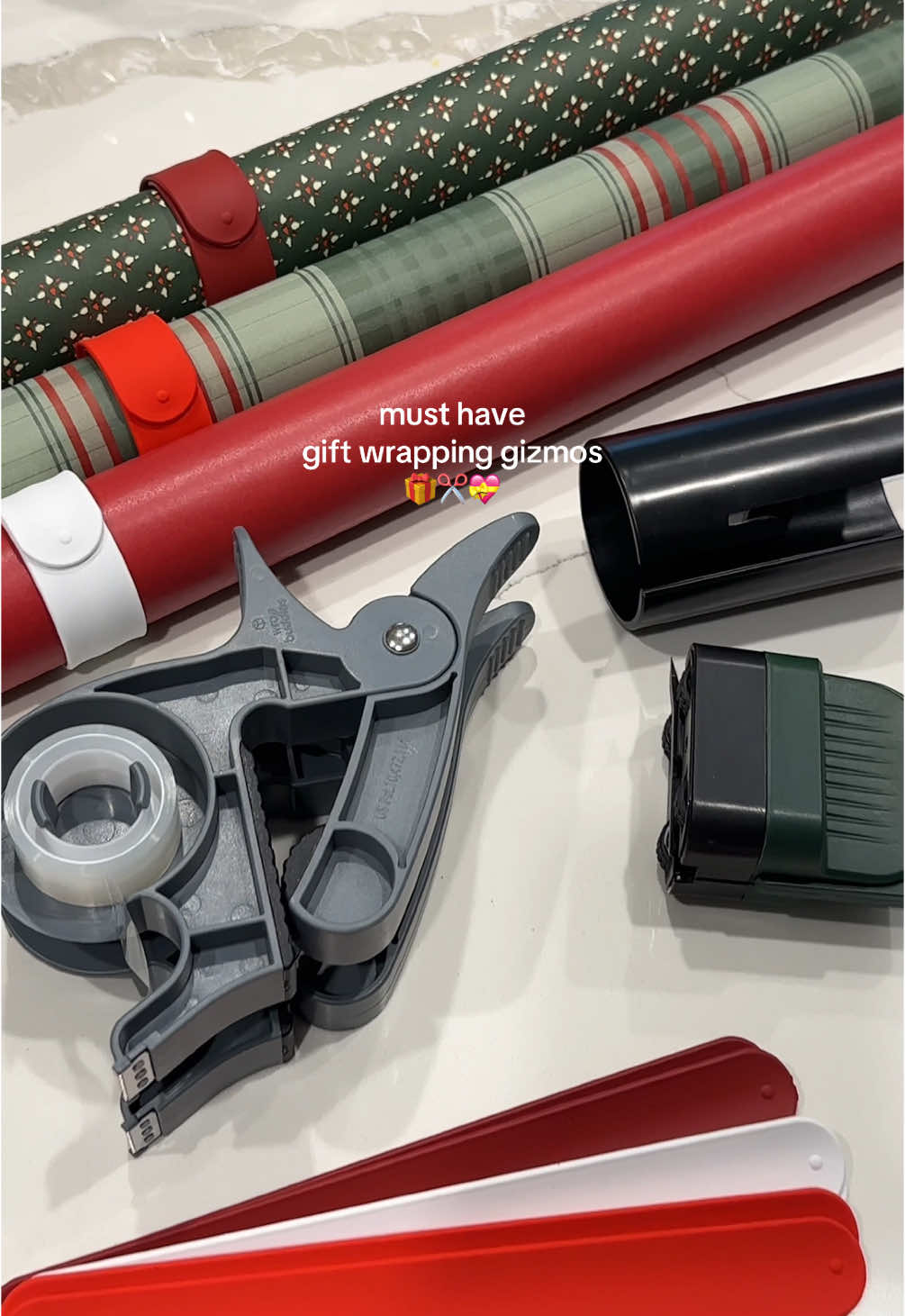 my fav gift wrapping essentials 🎄🎁 all on my ämázón SF under ‘holiday’ 🫶🏼 #giftwrap #wrappingpapercutter #asmr #wrappingpaperstorage #amazonholidayfinds 