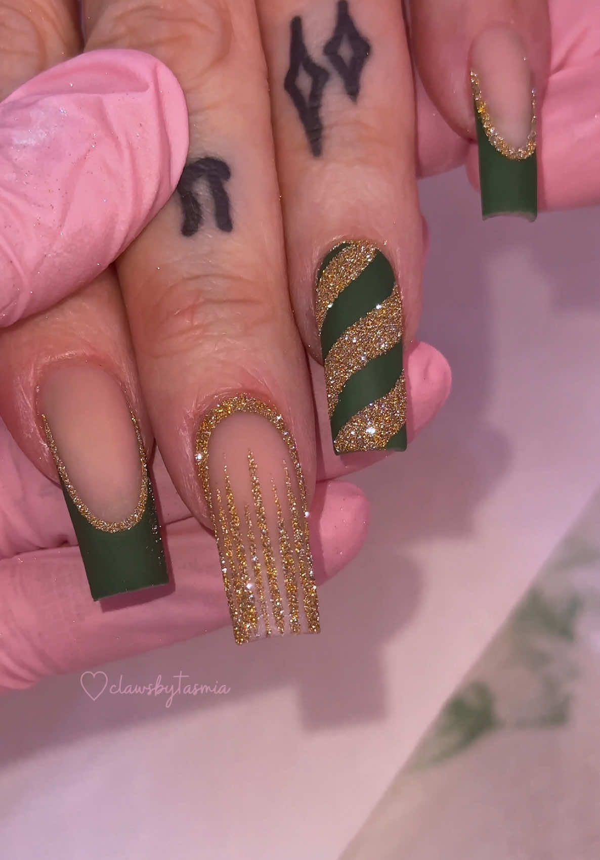 So satisfying✨✨ #glitternails #nailtok #nailsoftiktok #christmasnails #greennails #goldnails #christmasnailart #handpaintednailart #nailinspo #snowflakenails #girlynails #glitter 