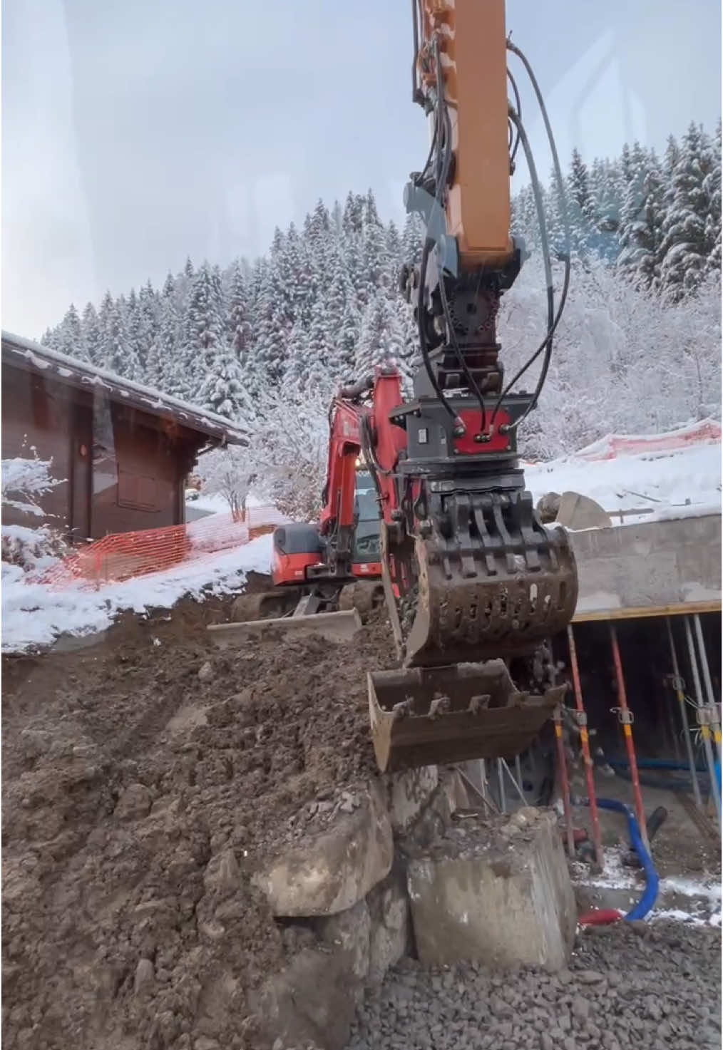 Mise en place de materiaux drainant pour remblayer un garage construit récemment 🦺⚒️ #Case #caseconstructionequipment #Kubota #vtneurope #CX180 #CX180E #KX080 #mercedestrucks #Actros #travauxpublics #terrassement #caseexcavator #excavator #constructionequipment #construction 