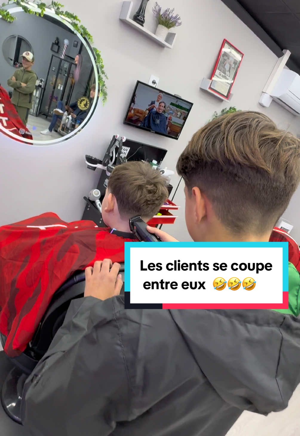 Les clients se coupe entre eux 🤣 Cali partie 2. Je suis dépassé 🤣🤣 - #taper #pov #barber #client #barbershop #taperfade #pugetsurargens #frejus #transformation #dialogue #partie2 