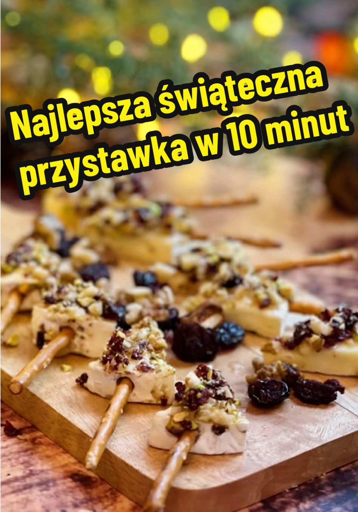 🎄 Choineczki z Camemberta – szybka i efektowna przystawka! 🎄 Jeśli szukacie pomysłu na błyskawiczną przekąskę, która zachwyci gości, te małe choinki z sera Camembert to absolutny hit! Robi się je w mniej niż 10 minut, a wyglądają i smakują obłędnie! Składniki: 	•	1 ser Camembert (u mnie Delicata z Biedronki) 	•	20 g suszonej żurawiny 	•	20 g pistacji 	•	20 g orzechów włoskich 	•	2-3 łyżki miodu 	•	paluszki (u mnie Beskidzkie, ale wybierzcie swoje ulubione!) Jak zrobić: 	1.	Krojenie sera: Camembert kroimy na 16 małych trójkącików. Najpierw przekrój ser na pół, potem każdą połówkę na 4 części, a następnie każdą ósemkę na pół w poprzek – w ten sposób każda „choineczka” będzie miała idealną porcję. 	2.	Mieszanka do obtaczania: Posiekaj drobno żurawinę, pistacje i orzechy włoskie. Wymieszaj je razem – ta mieszanka to sekret całego smaku i pięknego wyglądu! 	3.	Tunkanie: Każdy trójkącik sera maczamy miękką stroną w miodzie, a następnie obtaczamy w przygotowanej mieszance. 	4.	Paluszki: Na koniec nabijamy każdy kawałek na pół paluszka, tworząc małe choineczki. Gotowe! To przystawka, która nie tylko pięknie wygląda, ale i cudownie smakuje. Możecie przygotować ją na święta, imprezę lub po prostu, żeby sprawić sobie przyjemność – bo czemu nie? Spróbujcie i dajcie znać, czy Wasi goście (lub Wy sami!) byli zachwyceni. Zrobienie tych choinek to frajda, a efekt – gwarantowany! ✨ #gryfnokrauza #przystawki #choineczki #camembert #christmasrecipe #przystawka 