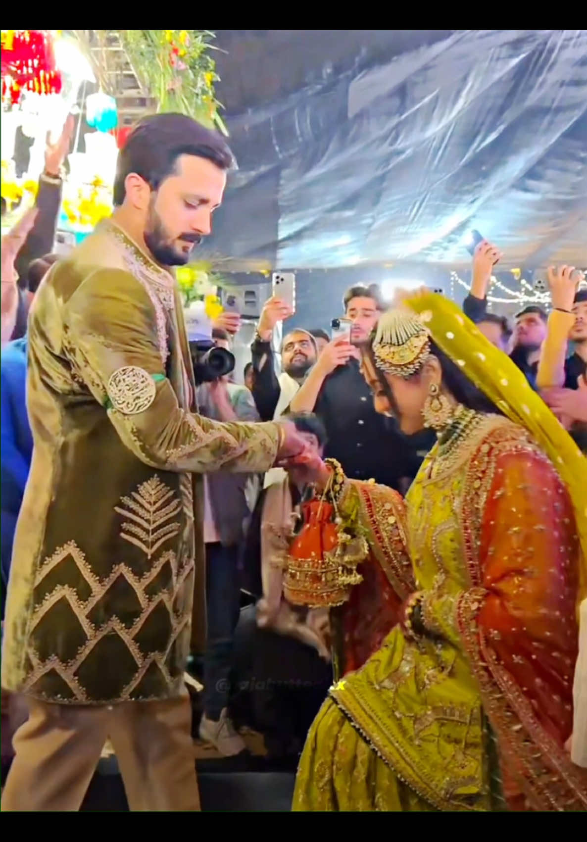 Rajab x Eman Mehndi Entry 🤩🔥 #rajabbuttkishadi #rajabbuttmehndi #rajab #rajabfamily #rajabbutt #trending #foryoupage #rajabfamilyvlog #rajabbuttdance 