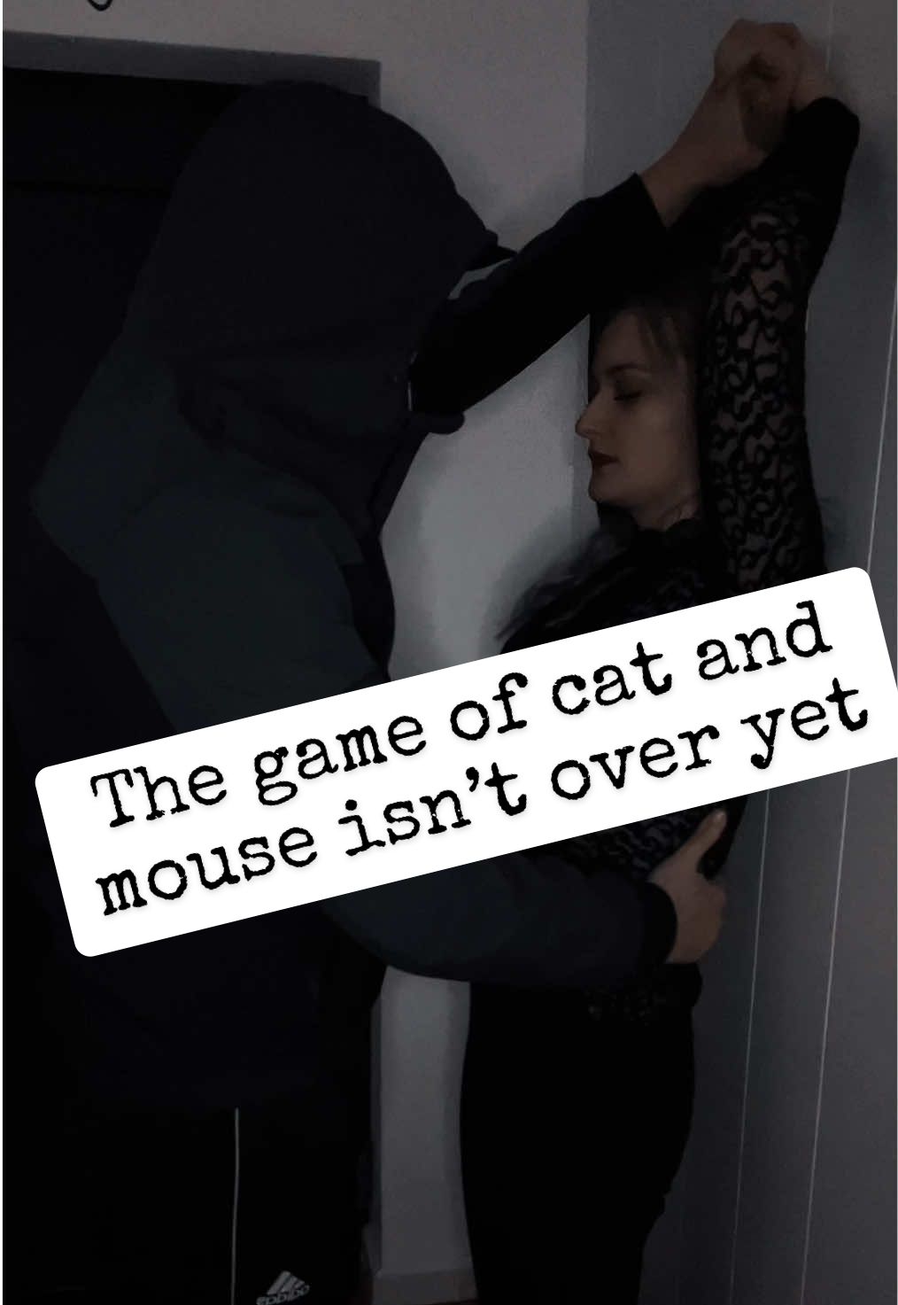 Caught between danger and desire 🥀🖤 #hauntingadeline #hauntingadelinebyhdcarlton #zademeadows #zadeadeline #catandmouseduet #mdni #darkromancegirlies #book #BookTok #booktokgermany #booktokdeutschland #darkromancebooks #kidnapstory #mafiaromance #enemytolovers #stalkerstory #fyp #fürdich #foryoupage❤️❤️ #gönnfy #gönndochfy #reversharem #iicyify #darkromancebooktok #darkromancereads #bookworm #bookaddict #reversharembooks #forbiddenromancebooks #foruyou #bookgirl 