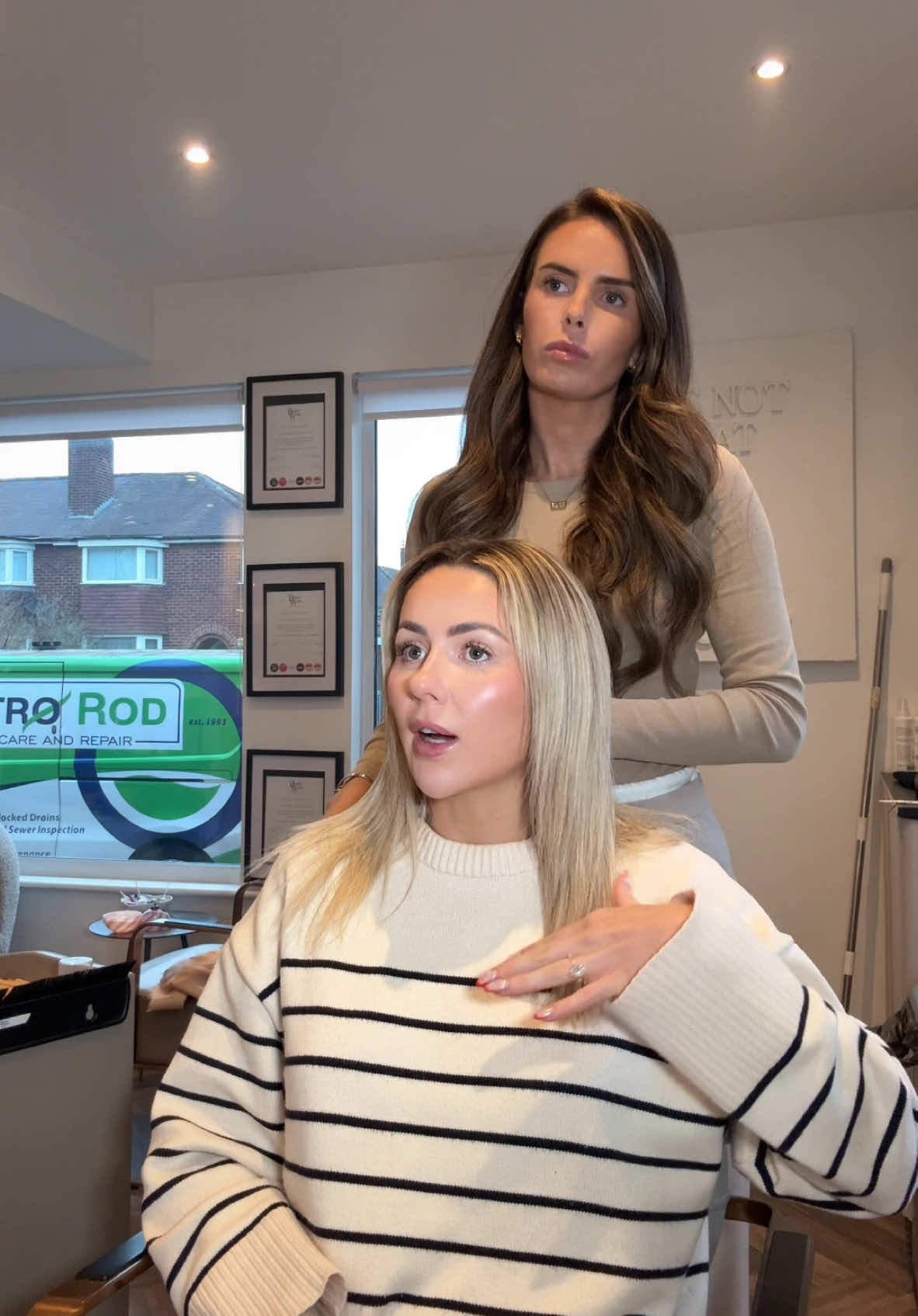 I get so invested in these consultation videos so thought I’d bring you along on one of mine today with a brand new client…did we meet the brief…?? 👀🫣🤷🏼‍♀️  #consultation #hairextensions #hairdresser #newhair #nanobonds #beautyworks #beautyworksglowups #hair #salon #hairdresser #brunette #hairdresser #balyage #blonde 