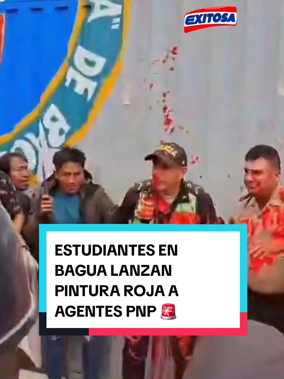 Estudiantes en Bagua lanzan pintura roja a agentes de la PNP 🚨 #pintura #bagua #universidad #huelga #pnp #policia #noticias #selva #amazonas #pinturaroja #tiktoknews #mundo #exitosa #peru #news #protesta 