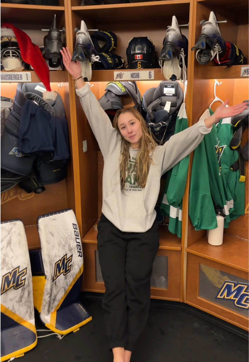 House (locker room) tour w/Chloe & Jordan  #ncaahockey #womenshockey #sports #fyp #hockey #hockeyeast #ncaa #collegehockey 