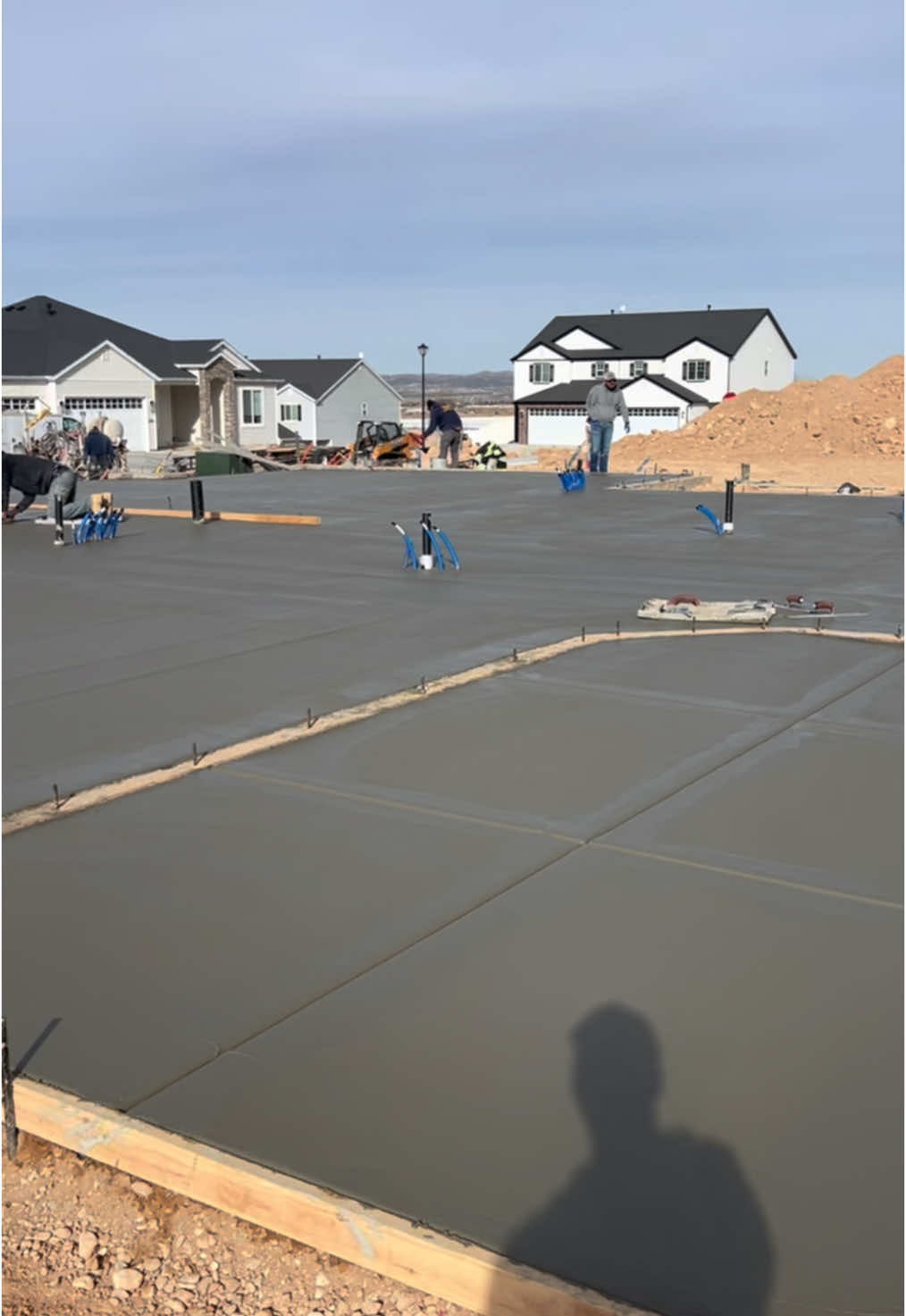 Smoothing out the details for a perfect finish ✨🤩 #sb #sbconcrete #flatwork #concrete #utahconstruction #concretecompany #concretelife #cedarcity 