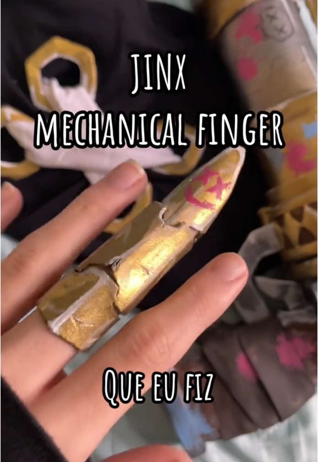 Jinx Mechanical Finger making, como eu fiz dedo mecânico da Jinx, usei EVA e massa Biscuit, pintei com tinta acrílica metálica 💙🩷💙💛💙🩷💙 . . . . #jinx #arcane #arcanecosplay #tutorial #jinxarcane #arcanejinx #powder #arcaneseason2 #cosmaker #clay #arcanenetflix #tutorial #leagueoflegends 