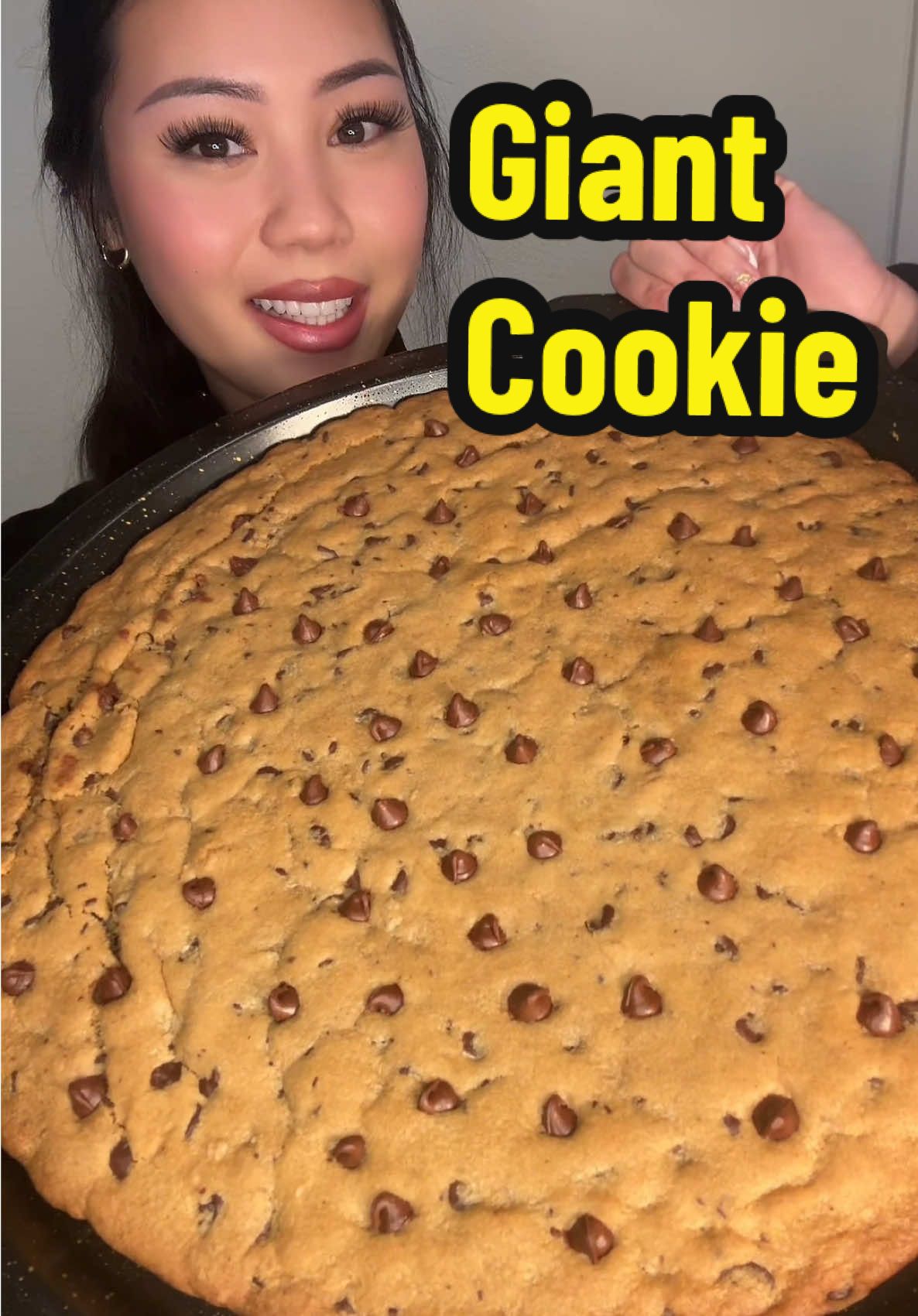 Bringing back the Giant cookie you all have been asking for🍪🩷 #eatwithme #mukbang #mukbangeatingshow #eatingasmr #foodasmr #mukbangasmr #asmreating #eatingshow #eatingshowasmr #eatingsounds #mukbangs #mukbangvideo #letseat #watchmeeat #eatingsounds #crunchy #crunchyasmr #eating #eatingsound #eatingsoundsmukbang #milkwithice #icedmilk #cookie #cookiemukbang #giantcookie #fyp #foryou #chocolate #chocolatechipcookies #letseat #cookies