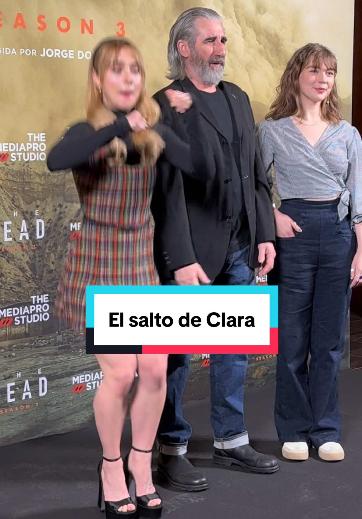 El salto de @Clara Galle / Photocall de la T3 de “The Head” que vais a poder ver en #maxespaña #max #series #thehead #photo #photocall #foto #presentacion #theheadserie #thehead3  #redcarpet #alfombraroja #claragalle #johnlynch #katharineodonnelly #jorgedorado #rantellem #atdmv #atdmvnetflix #atdmvwattpad #atdmvedit 