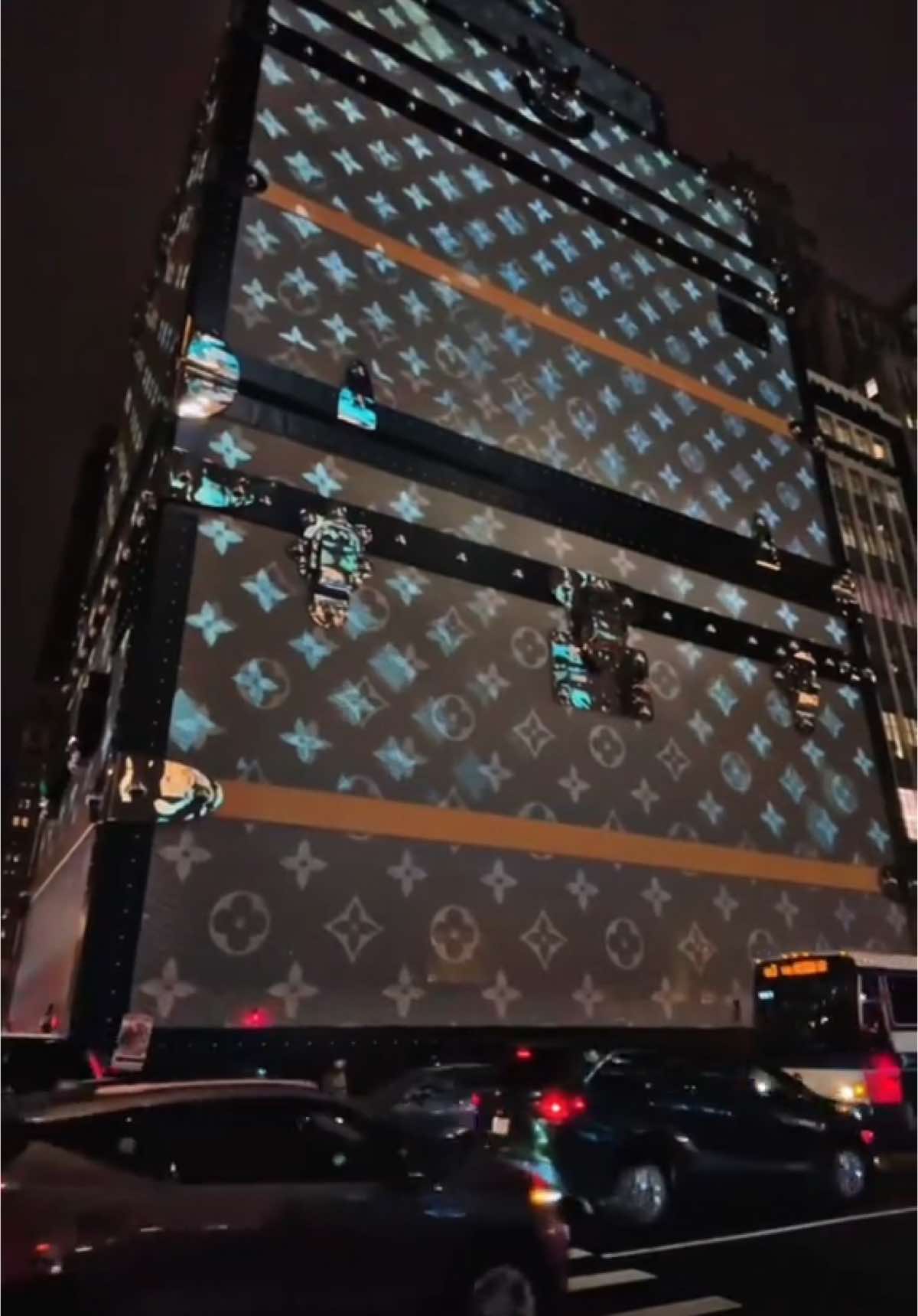 This is a must see! It’s absolutely stunning at night 📸 #5thavenue #newyorkcity #louisvuitton #newyorkcitylife #lv #nyc 