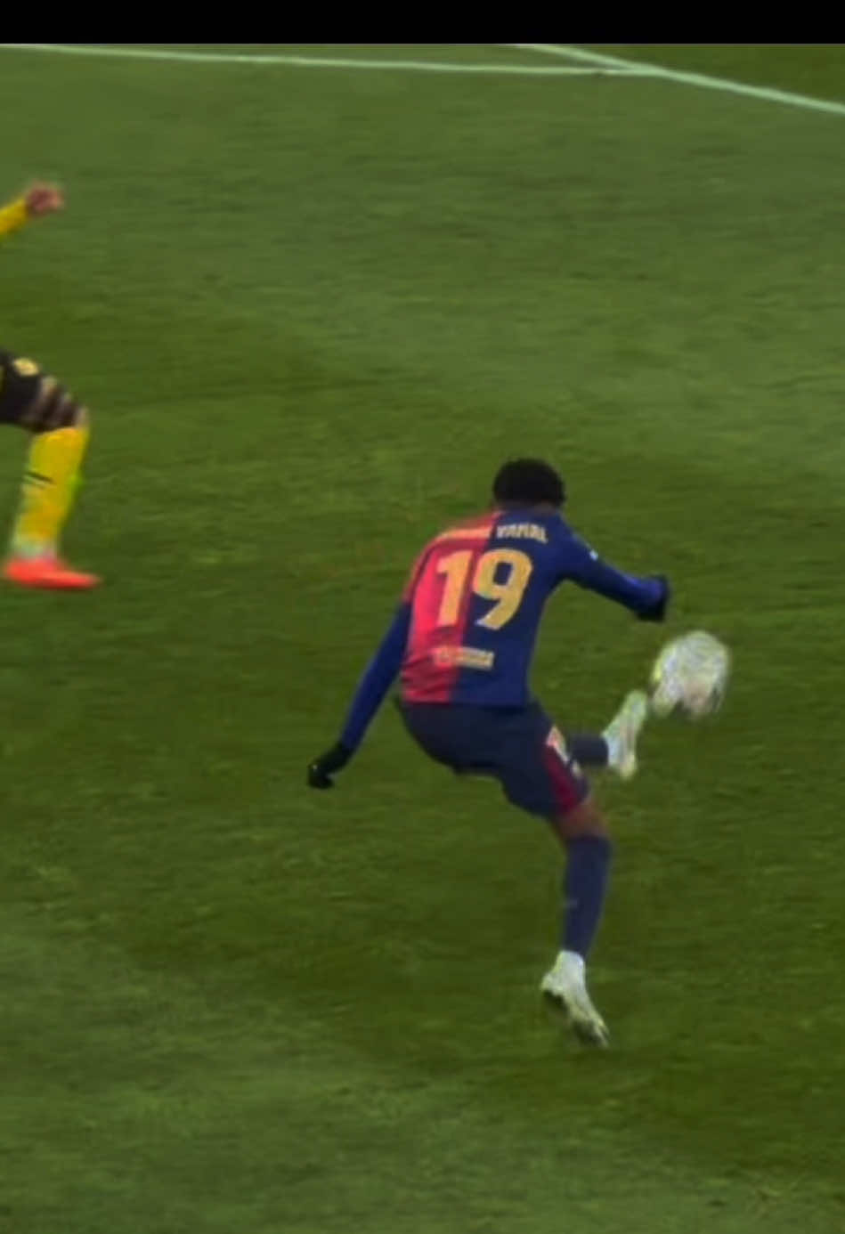 Lamine yamal trivela against Dortmund today💀#lamineyamal #yamal#trivela#fcbarcelona #vs #dortmund #championsleague #ucl #ldc #footballskills #fyp#raphinha #assist 