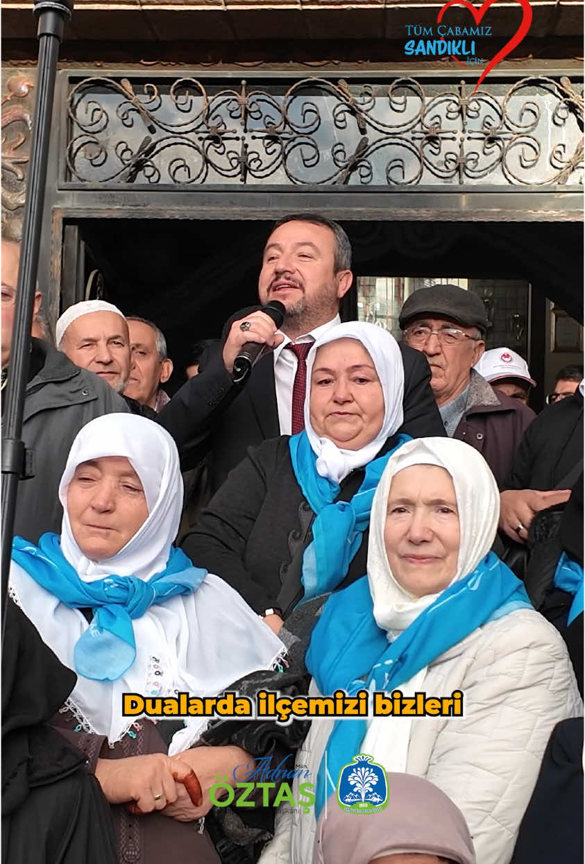 Sandıklı’da Umre Yolcuları Dualarla Uğurlandı Sandıklı Belediye Meydanı’nda düzenlenen törenle, umreye gidecek vatandaşlar dualarla uğurlandı. Sandıklı Belediye Başkanı Adnan Öztaş, yaptığı konuşmada, “Bu kutsal yolculuğun hayırlara vesile olmasını temenni ediyorum. Rabbim sağlıkla gidip dönmeyi nasip etsin,” dedi. Törene vatandaşlar yoğun katılım sağladı ve duygusal anlar yaşandı.