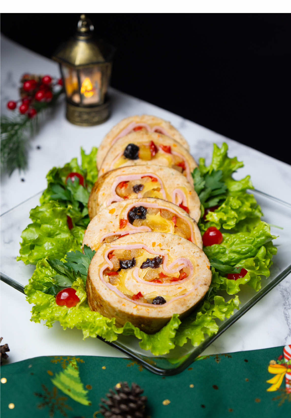 La receta navideña que robará miradas! Rollo de pollo relleno! Único  y  delicioso! INGREDIENTES: Rollo de pollo navideño 600gr pechuga de pollo Parte verde del cebollin Sal al gusto Concentrado de pollo Paprika Ajo en polvo 1 zanahoria 1/2 cebolla blanca 100gr pan rallado Para el relleno: 12 laminas de queso 6 lamimas de jamon 1/2 piña en cuadros 1 pimenton rojo 4 cucharadas azucar Pasas al gusto. Vinipel para envolver el rollo Para la salsa  Mantequilla 1 cucharadita harina Leche Sal y pimienta al gusto Queso #recetasnavideñas #recetasvirales #viralfood #chritsmas #navidad 