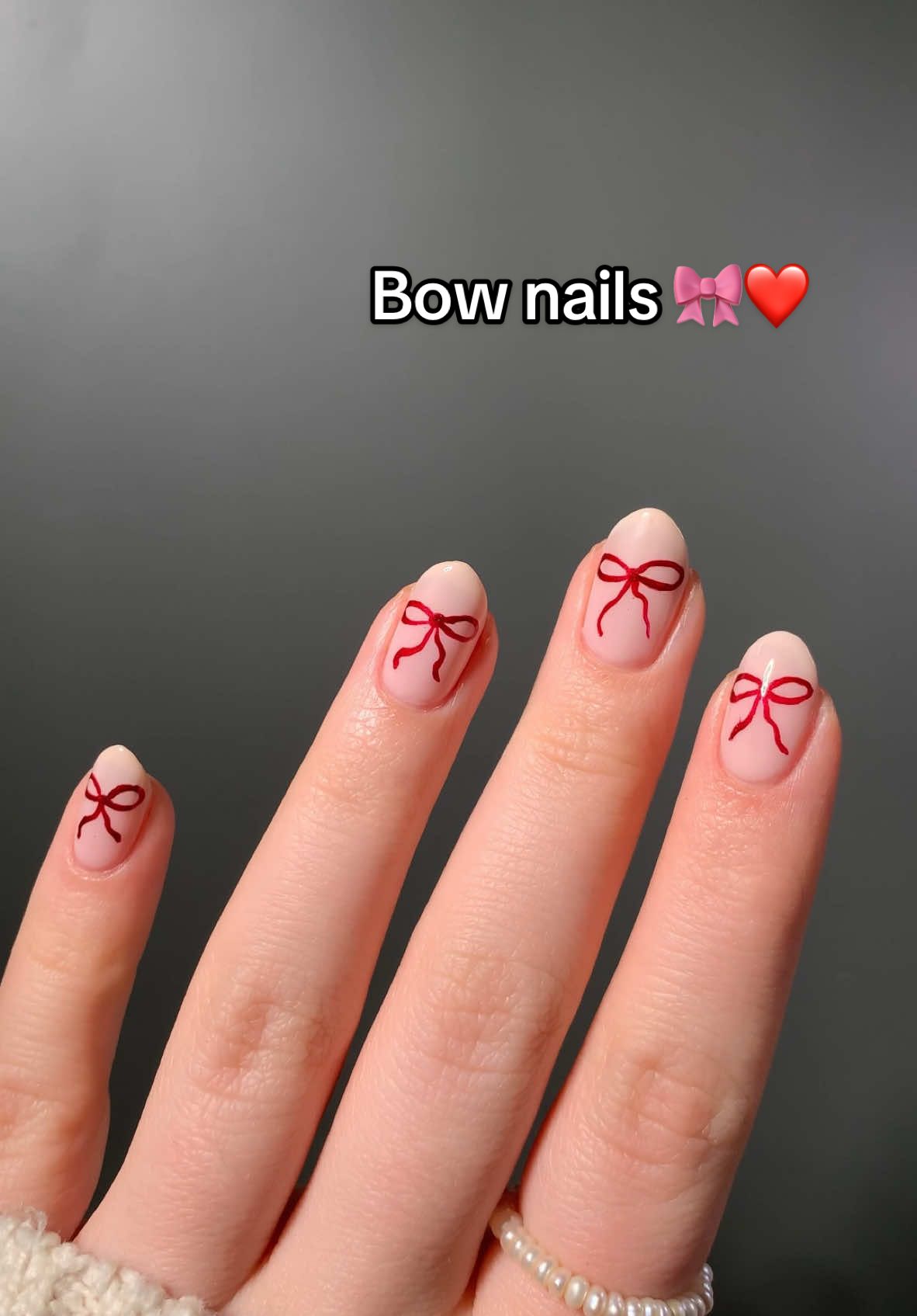 Cute and simple bows ❤️❤️❤️ #bownails #holidaynails #holidaynailart #nails #diymanicure #simplenailart 