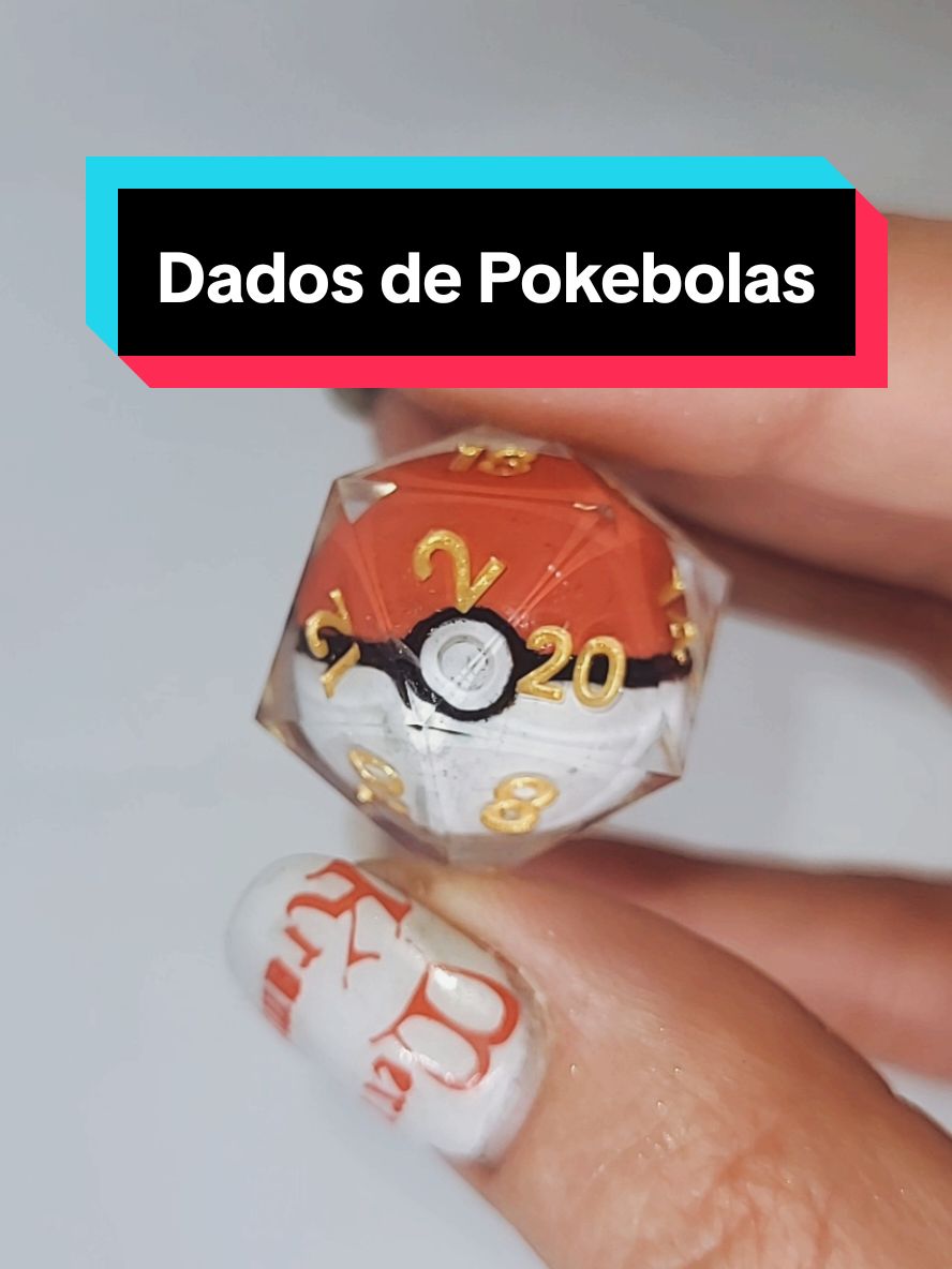 Conviértete en un maestro Pokemon y atrápalos a todos con este set 😍😍😍 #pokemon #pokeballs #pokebola #pokeball #d20 #dados #dadospoliedricos #dicegoblin #dadosderol #dadosrpg #dungeonsanddragons #dadosderpg #dungeonsanddrinkings #dadospoliedricos #calabozosydragones 