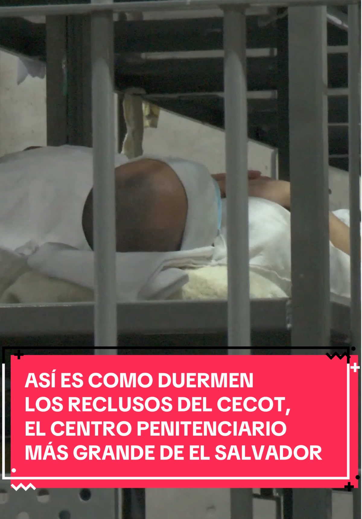 Acompaña a Alex Domínguez en un recorrido nocturno por el Centro de Confinamiento del Terrorismo (CECOT), una prisión de máxima seguridad en El Salvador, la cual fue inaugurada en 2023 por el gobierno de Nayib Bukele como parte de su estrategia para combatir a las pandillas. Dicho sitio cuenta con medidas extremas de seguridad como guardias armados y tecnología avanzada de vigilancia. Además de tener condiciones estrictas para los internos, como tener las luces encendidas las 24 horas del día y normas de disciplina severas. Checa el reportaje completo en el canal de YouTube de MILENIO  #AlexDominguez #Periodista #ElSalvador #Reportaje #Internacional #MilenioInforma #MILENIONoticias@Alejandro Domínguez @Milenio Televisión 