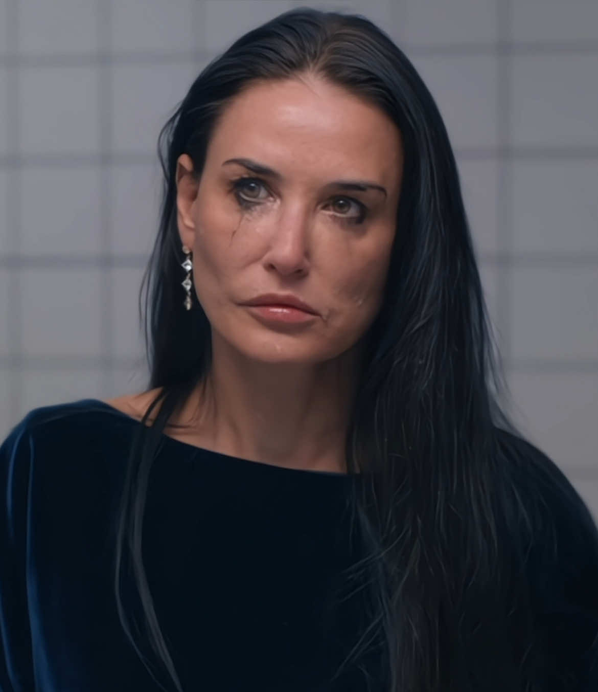 Amanhã (dia 12) lança a versão dublada do filme nos cinemas! 🧪 #asubstancia #thesubstance #demimoore #margaretqualley #sue #elisabethsparkle