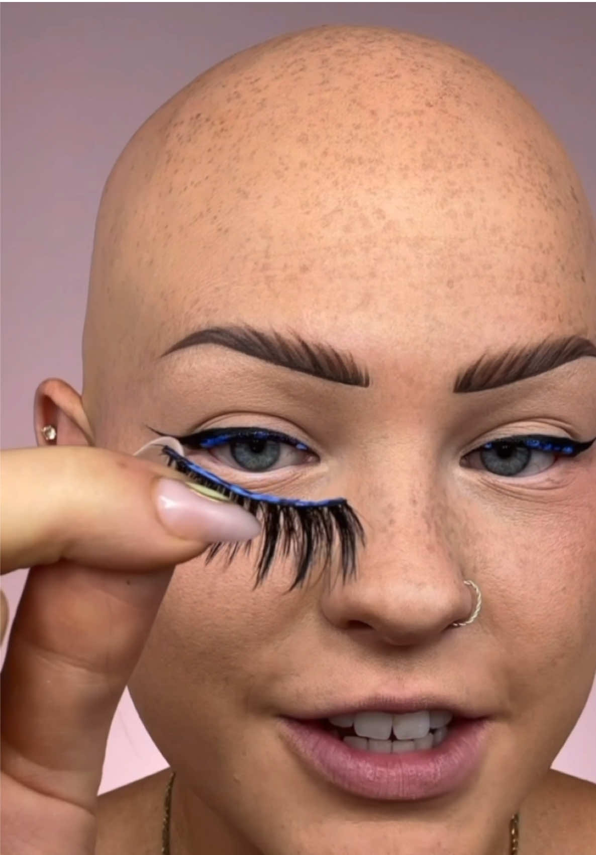 Had to bring this back!!! a lot of people ask me how to do my eyelashes and this has been my hack for years 🫶🏻 I started doing this hack in high school like 10 years ago 😂 and I love sharing it with all my friends and all you guys 🙌🏻🙌🏻 #eyelashes #falselashes #makeuphacks 