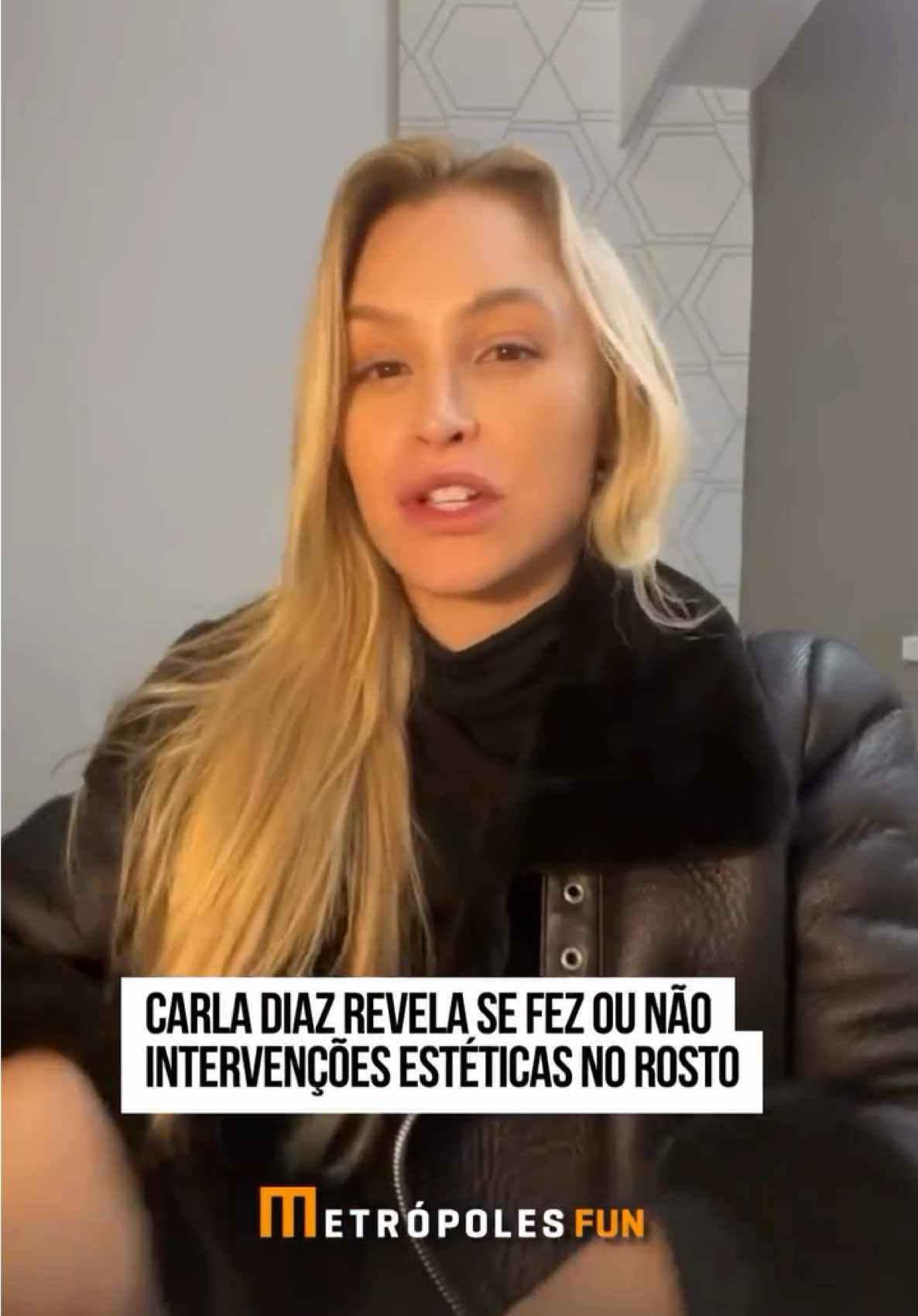 #CarlaDiaz usou as #redessociais nesta quarta-feira (11/12) para se defender após receber críticas nos comentários de uma foto compartilhada recentemente. A atriz, que está em intercâmbio nos #EstadosUnidos, foi alvo de acusações de ter alterado muito sua aparência com procedimentos estéticos e programas de edição de imagem. Porém, ela esclareceu que não realizou nenhuma mudança no seu visual nos últimos dias. “Cheguei aqui e estou recebendo um monte de mensagem dizendo que falaram um monte de coisa minha sobre minha aparência, que estou mega diferente, irreconhecível, que eu fiz isso, que eu fiz aquilo”, começou. “Gente, eu não fiz nada! Só para avisar vocês, tá? Estou aqui em Nova York, estou estudando, e só pintei meu cabelo na semana passada”, explicou. #EntretêNews 