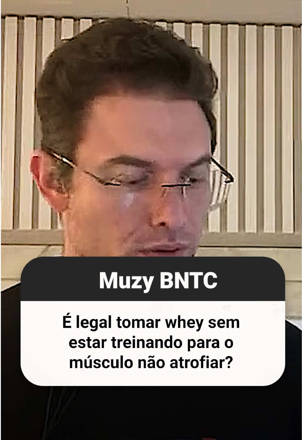 A suplementação com whey protein tem sido associada a vários benefícios para a perda de peso, especialmente em indivíduos com sobrepeso e obesidade. Estudos indicam que o uso do suplemento pode melhorar a composição corporal, reduzir o peso corporal total, a massa gorda e a capacidade da cintura, enquanto preserva a massa magra. Além disso, a suplementação com whey protein pode melhorar fatores de risco cardiovascular, como pressão arterial e níveis de colesterol. Os mecanismos potenciais para esses efeitos incluem a capacidade do whey protein de aumentar a saciedade e reduzir a ingestão alimentar. A suplementação de whey protein, especialmente quando combinada com uma dieta ajustada, mostrou-se eficaz na redução de peso e na preservação da massa magra, o que é particularmente benéfico para as populações idosas. Portanto, a suplementação de whey protein pode ser uma estratégia eficaz para a perda de peso e melhoria da composição corporal, com benefícios adicionais para a saúde metabólica e cardiovascular. #suplemento #dieta #treino #muzy 