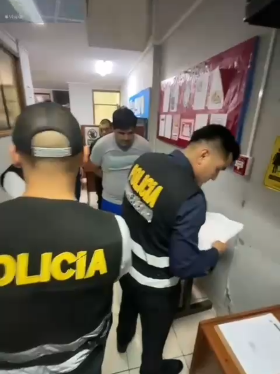 ¡Cayeron Los Calientes de Jicamarca! Efectivos de la @policiaperu capturaron a los dos policías acusados de cobrar una coima y realizar tocamientos indebidos a una mujer en #SJL. Ambas detenciones fueron informadas al @Ministerio Público para iniciar las diligencias de ley.