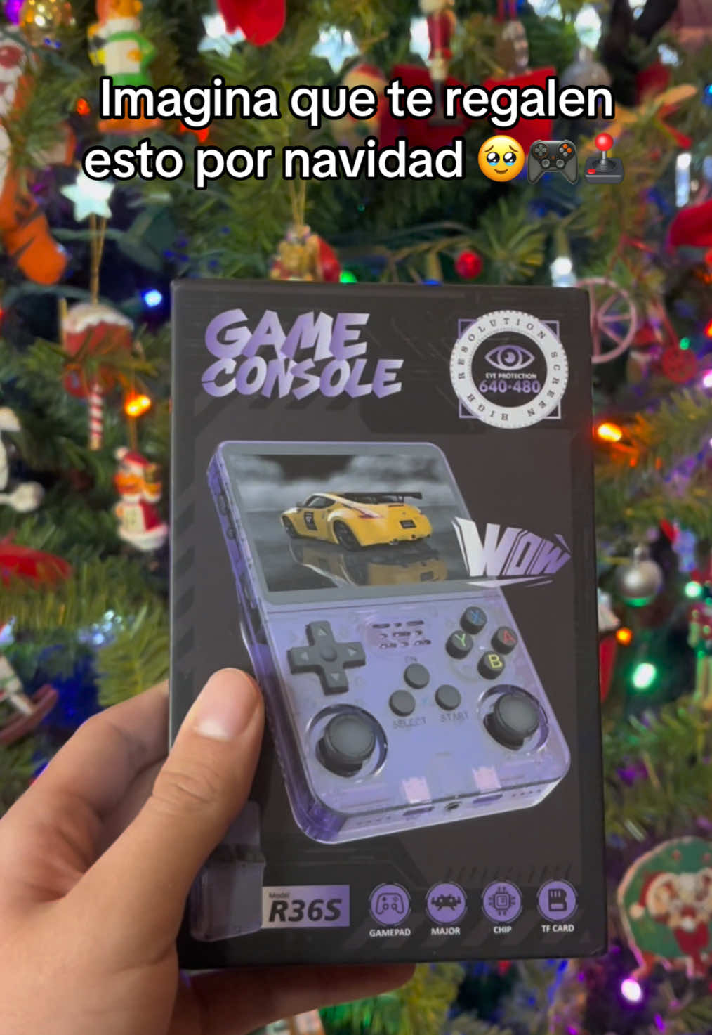 Es lo que quiero para navidad 🤩🎮🎁  #consola #retro #portatil #videojuegos #juegos #consolas #emuladores #navidad #r36s #gamer #gaming #consolagaming #juegosretro #nintendo  • Consola retro portátil ideal para emular NES, SNES, Gameboy, PS1, y más. Con pantalla IPS de 3.5 pulgadas, controles ergonómicos, y batería de hasta 8 horas, ofrece acceso a miles de juegos clásicos. Perfecta para personalizar y llevar tu nostalgia a todas partes. No requiere conexión a internet. #CapCut 