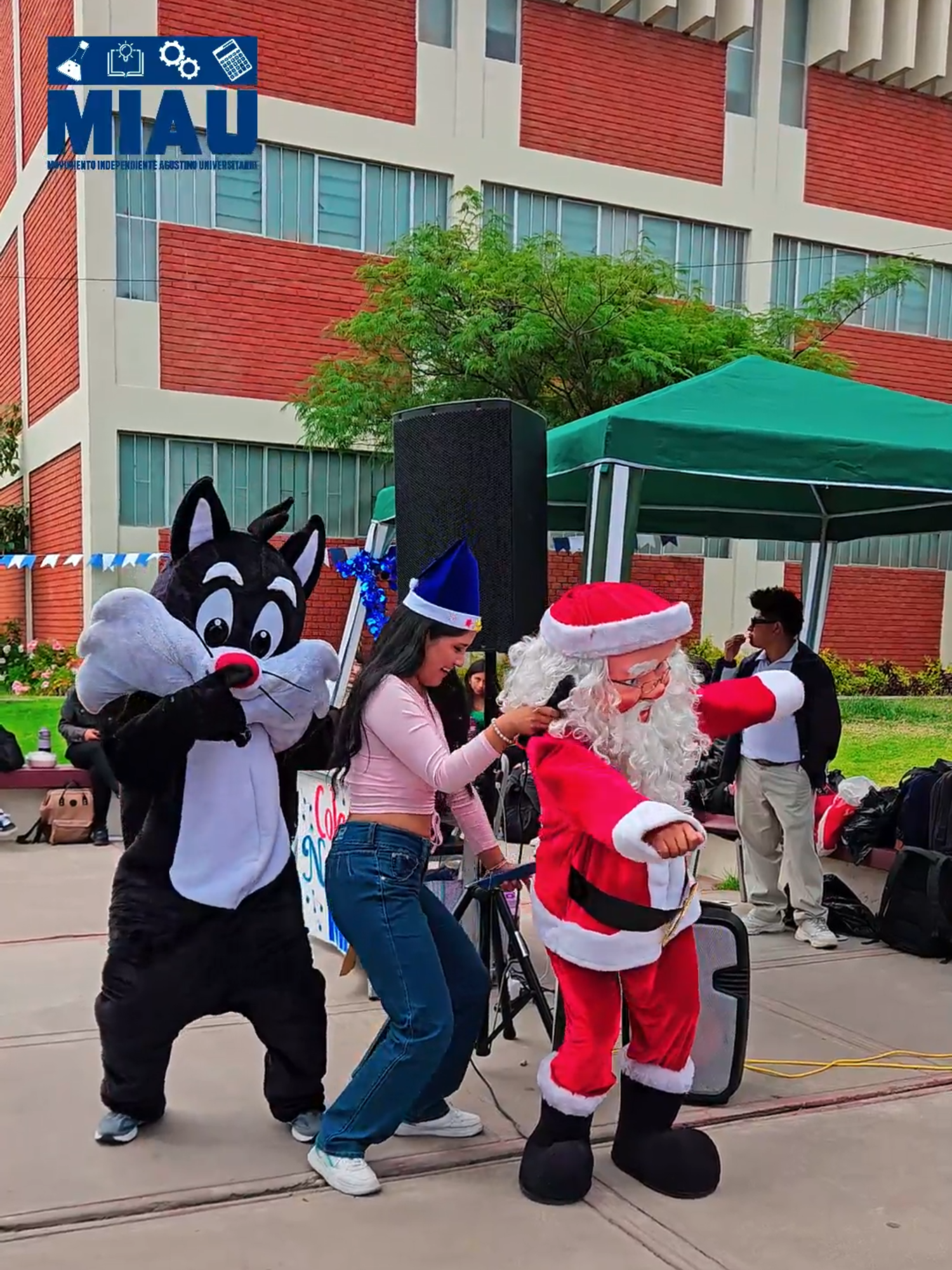 ¡La Chocomiau en Biomédicas fue un éxito total!  🎉🎊 Chocolate caliente 🍫, música 🎼, sorteos y mucha diversión... ¡una verdadera fiesta navideña!  Pero la diversión no para aquí... ¡Mañana, 12 de diciembre, la Chocomiau llega al Área de Ingenierías! 👷🏻‍♂️  En la Cancha de Mecánica a las 2:30 pm, seguiremos celebrando con más chocolate, música y sorpresas 🎁🧑🏻‍🎄. ¡No olvides traer tu taza ☕, tomatodo , olla  o hasta tu balde 🪣! Así podrás disfrutar de todo el chocolate caliente que quieras. ¡Te esperamos para seguir celebrando juntos! 🧑🏻‍🎄🎉 #Chocomiau #Navidad #Fiesta #chocolatada#miauunsa #unsa #universidadnacionalsanagustin