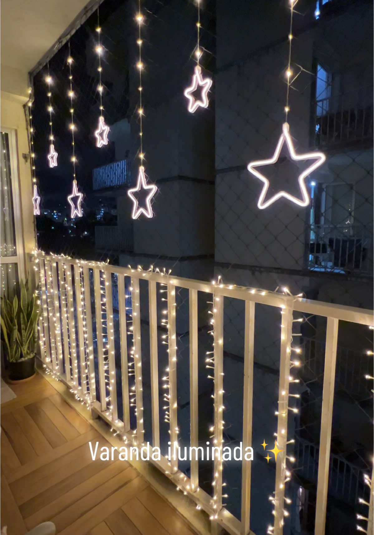 Qual nota voces dão pra minha varanda iluminada desse ano?😍✨ Cordao de estrelas e pisca strobo, amei essa combinação ♥️🎄 #natal2024 #merrychristmas #feliznatal #varanda #decoracaonatalina 