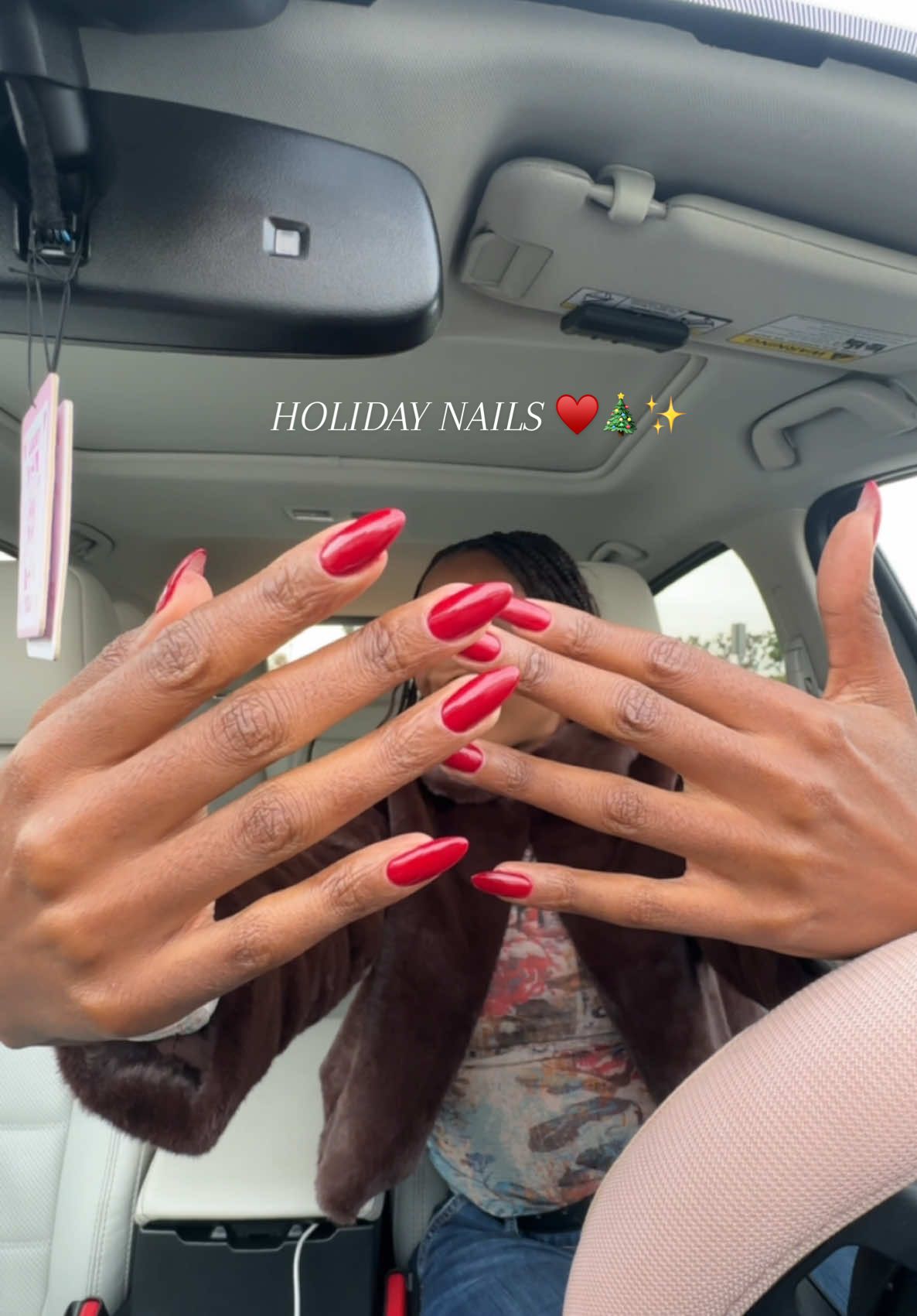 Red nails make me feel sessyyyyy 💅🏾 #nails #holidaynails #christmas 