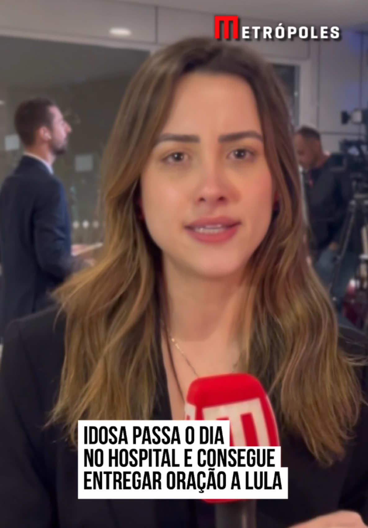 Idosa passa o dia no hospital e consegue entregar oração a Lula. Semianalfabeta, Maria das Graças pediu ajuda à equipe do Metrópoles para escrever o bilhete “abençoado”. Pouco tempo depois, ela se deparou com Ricardo Stuckert, fotógrafo do presidente, que garantiu que entregaria a mensagem ao petista. Confira na reportagem de  Rebeca Ligabue e Samuel Pancher. #TikTokNotícias  📹 Metrópoles