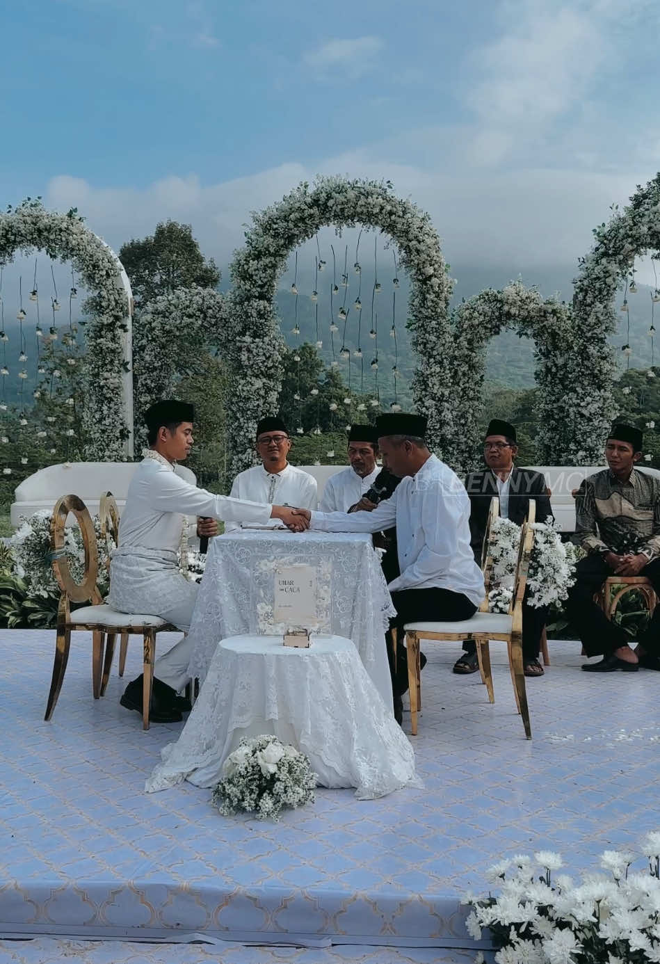 PASRAH TINAMPI & AKAD NIKAH🥹 nanti aku spill resepsinya yah kl video udah jadi🥰 btw, big thanks to my dad karna udah ngewujudin impian putri kecilnya buat dinikahkan lgsg oleh ayahnya🥹 karna ayahku mudah nangis jd takut gabisa nahan nangis, but we did it!🥹 terimakasih banyak, i love you forever&always mama & ayah🥹🤍♾️