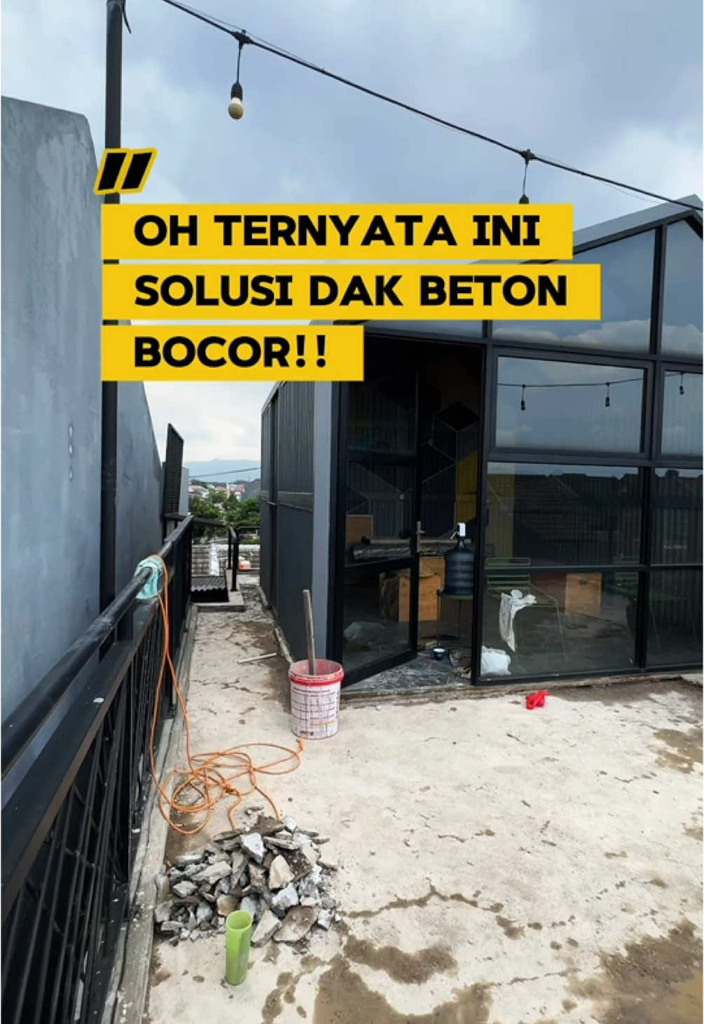 Baca Caption ya.. Setelah pusing bagaimana cara nya benerin dak beton yang bocor, lalu banyak komentar menyarankan produk dari @sikaindonesia maka kita coba pakai rangkaian produk dari Sika Indonesia. Kita pakai Sikadur 20 Crack Seal untuk celah pada retakan, kemudian menggunakan Sika Sovamesh 80 untuk perkuatan area sudutan dan retakan lalu terakhir di waterproofing menggunakan SikaTop 107 plus dengan 2x lapisan, alhamdulillah hasil nya mantap gak bocor lagi (kita sudah cek rendam dan dibiarkan kena hujan sampai 7 hari) Karena SikaTop 107 Plus harus diproteksi, baiknya kita pasang screed atau keramik ya? Thank you Netizen Indonesia sudah merekomendasikan produk dari @sikaindonesia❤️ #sikaindonesia #fyp #sikatop107plus #waterproofing #bocor #rumah