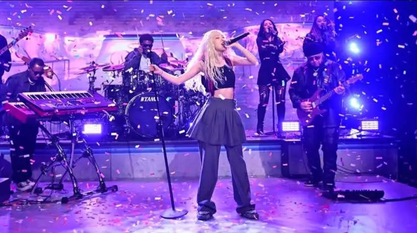 ROSÉ performed “APT” and “Toxic Till the End” on the Tonight Show with Jimmy Fallon! #rosé 