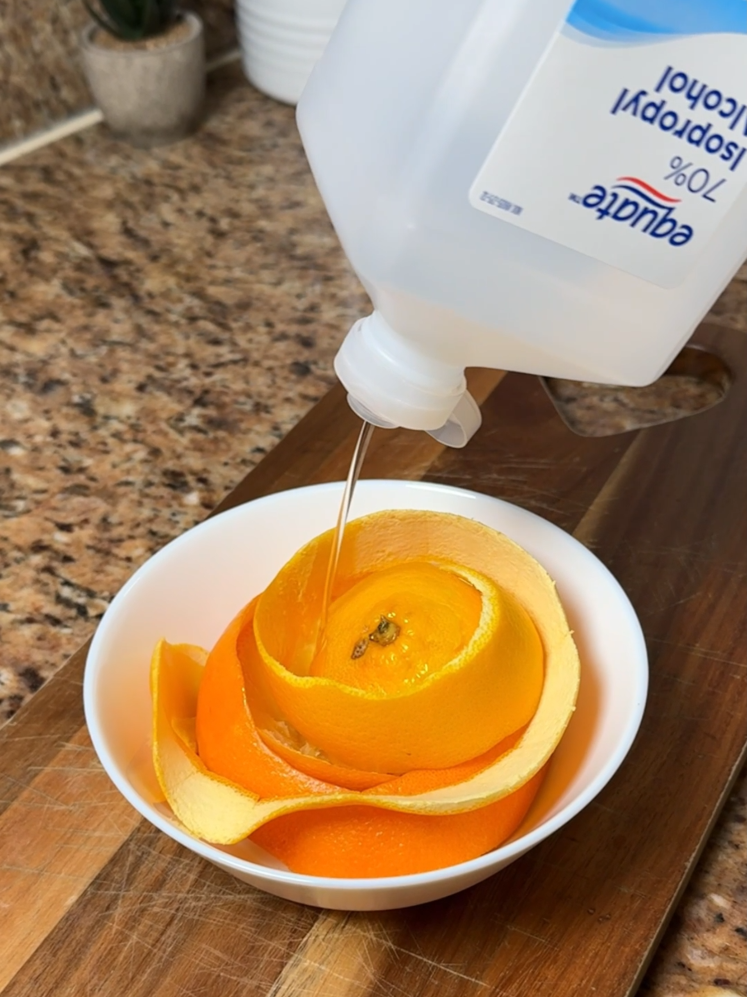 Just put alcohol on the orange peel and you'll never have that problem again. 🍊#lifehacks #homehacks #cleaninghacks