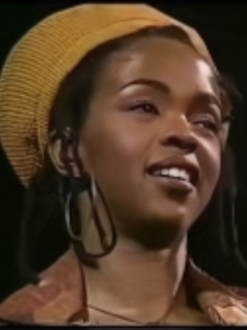 🔥💥El primer verso de Lauryn Hill es muy poderoso, ya que combina crítica social, introspección y una respuesta directa a las situaciones que enfrentaba en su vida personal y profesional. Aquí algunos puntos clave: 1. Cambio de poder y relaciones: Lauryn empieza diciendo que el dinero cambia las cosas: 