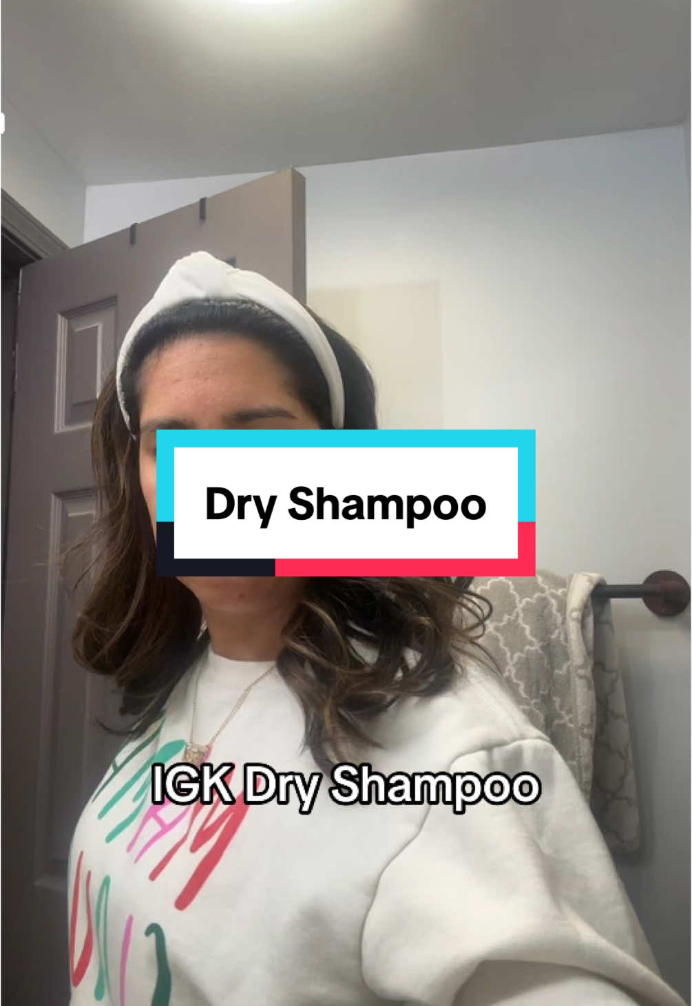 Donstrugglebwith greasy hair??? This dry shampoo smells amazing, doesnt leave white reside, doesnt feel cakey. #dryshampoo #bestdryshampoo #volumizing #hairtutorial #haircareproducts #hairproducts #igkhair #fyp 