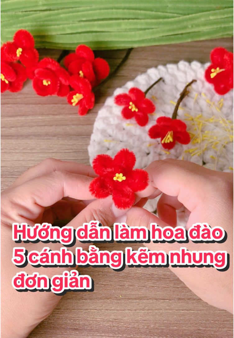 Chia sẻ cách làm hoa đào bằng kẽm nhung đơn giản ( cách 2).Cách làm hoa đào 5 cánh cho bạn nào không tự uốn được cánh hoa như cách 1 . Mua kẽm nhung trong gio hàng mình ạ .#hoakemnhunghandmade #hoakemnhung #kemnhung #kemnhunghandmade 