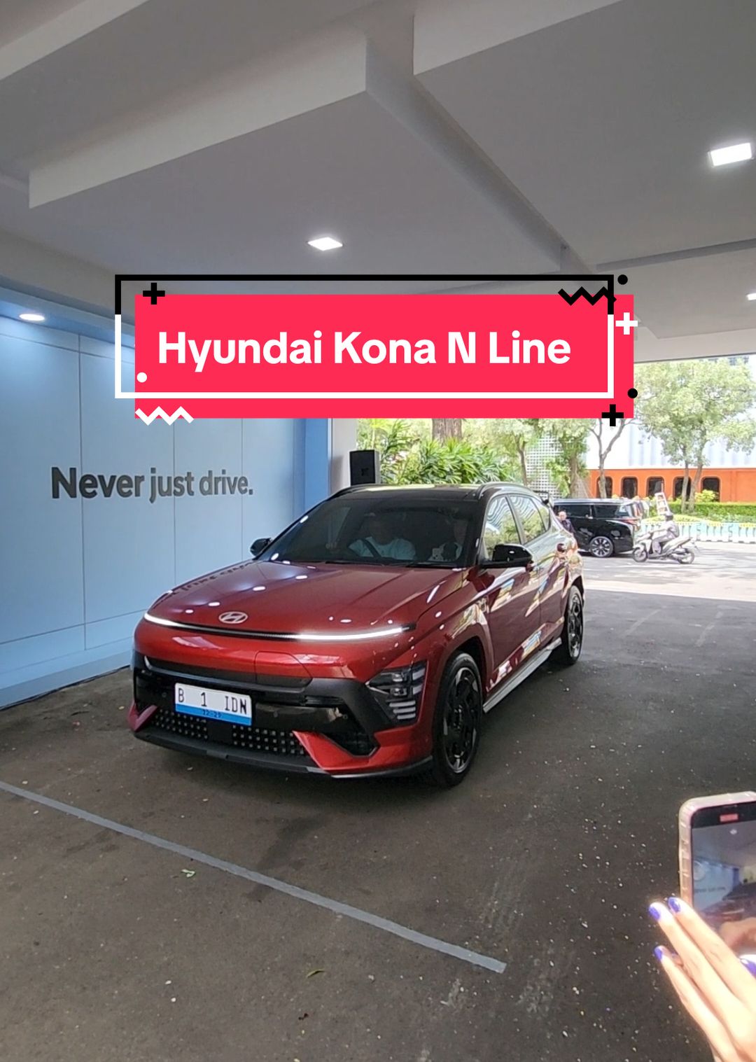 Hyundai Motor Indonesia perkenalkan lini kendaraan terbarunya yakni Hyundai Kona EV N Line di Indonesia. Dan sekarang sudah bisa dipesan, mulai Rp 608,5 juta rupiah. Minat?