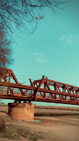 This is the view of a train passing over the Victoria Bridge at Malakwal Chak Nizam, along with a beautiful cool evening.🥀❤️‍🩹#wheneverwherever #hadishots #malakwal #viralvideo #badshahpur #mandibahauddin #foryoupage❤️❤️ #punjab #jouneliapoetry 