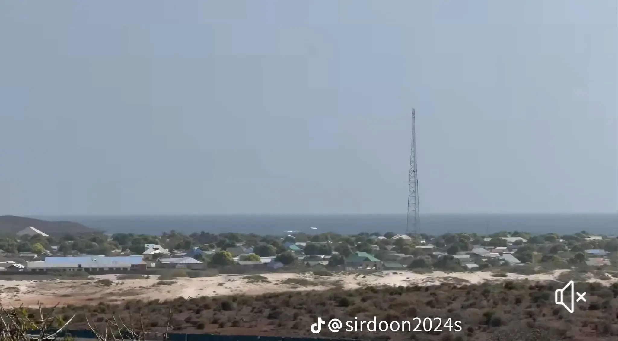 Raaskambooni maxaa ka dhacay ood kala socotaa ?  Nin Aan sxb nahay oo ku jira ciidanka birjeex ee JUBALAND Ayaan kaftanay maalin dhawayd waxaan ku idhi Nio sxbow ciidankan waa ciidan military ah ee Armay idin cunaan oo la idin waayaa  ilaahay balankii wax kale imuun dhihin sxbow ilaahay baan kugu dhaarshee ma citaalkan Tiktokrs ah ee ciyaal caano boodhaha ah ee Telegram ka buuxa miyaad ileedahay way ku cunayaan  intaas buu ii raaciyey sxb birjeex waa ciidankii Aad garan ee Liyuu boolis bas 1 qof oo kale kuma jiro ciidankaasna kaaga warami maayo marka caruurtan waxaan ka yaabi inay cadaw kale u galaan marka faraha la isa saaro.      sidii uu sheegay umbay noqotay wa kuwaas gacmaha taagaya ceebewy tacaal  ciidan 90 live Tiktok  ku jira miyaa wax qaban 