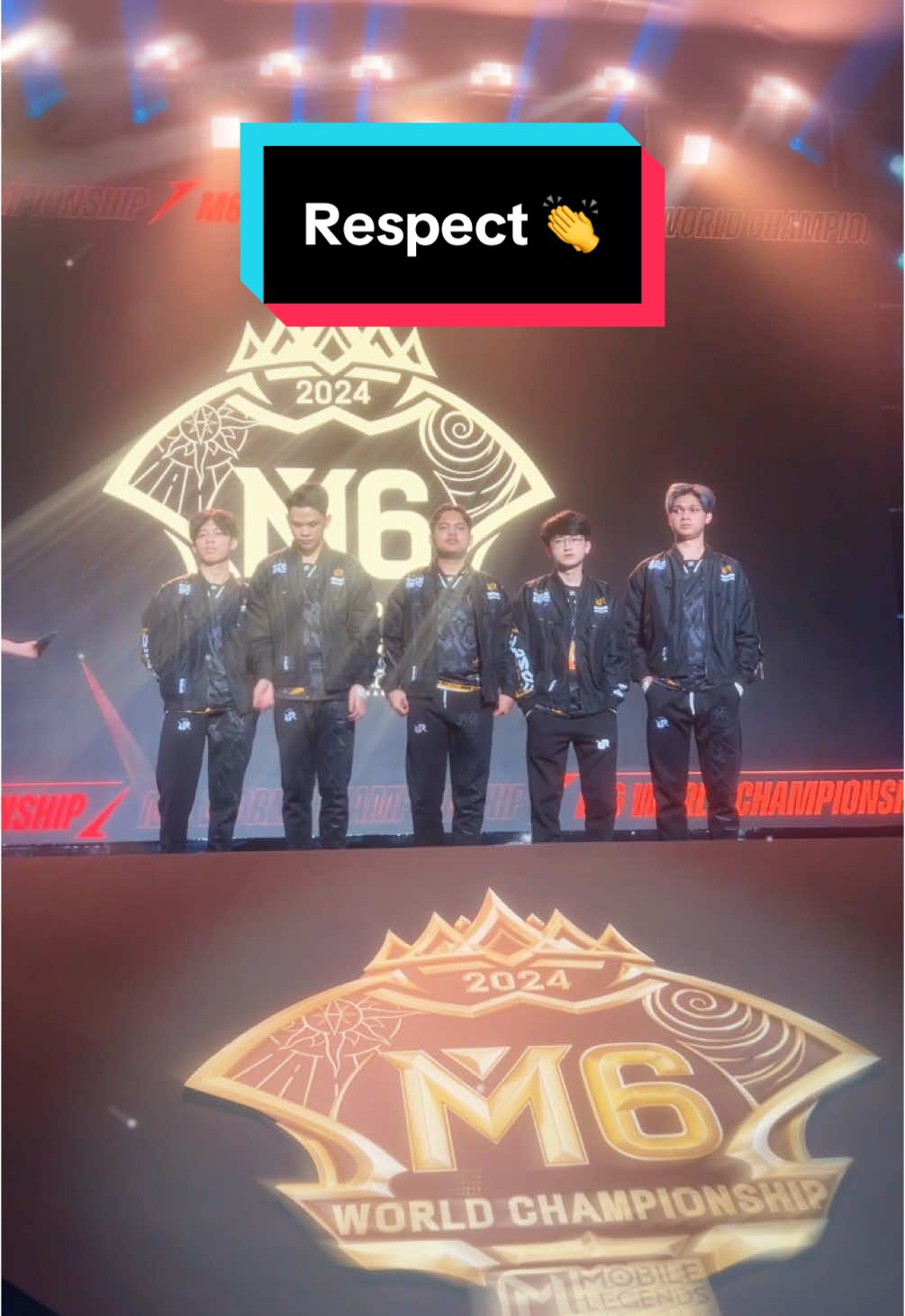 You have to show respect 👊 After such an intense series, the SRG fans gave the Kings of Kings a proper sendoff, cheering for them as they take their last bow ❤ 🧡 #MLBBM6 #GreaterThanEver #MLBBEsports #MLBB #MobileLegendsBangBang #M6 #VivaRRQ #RRQHoshi