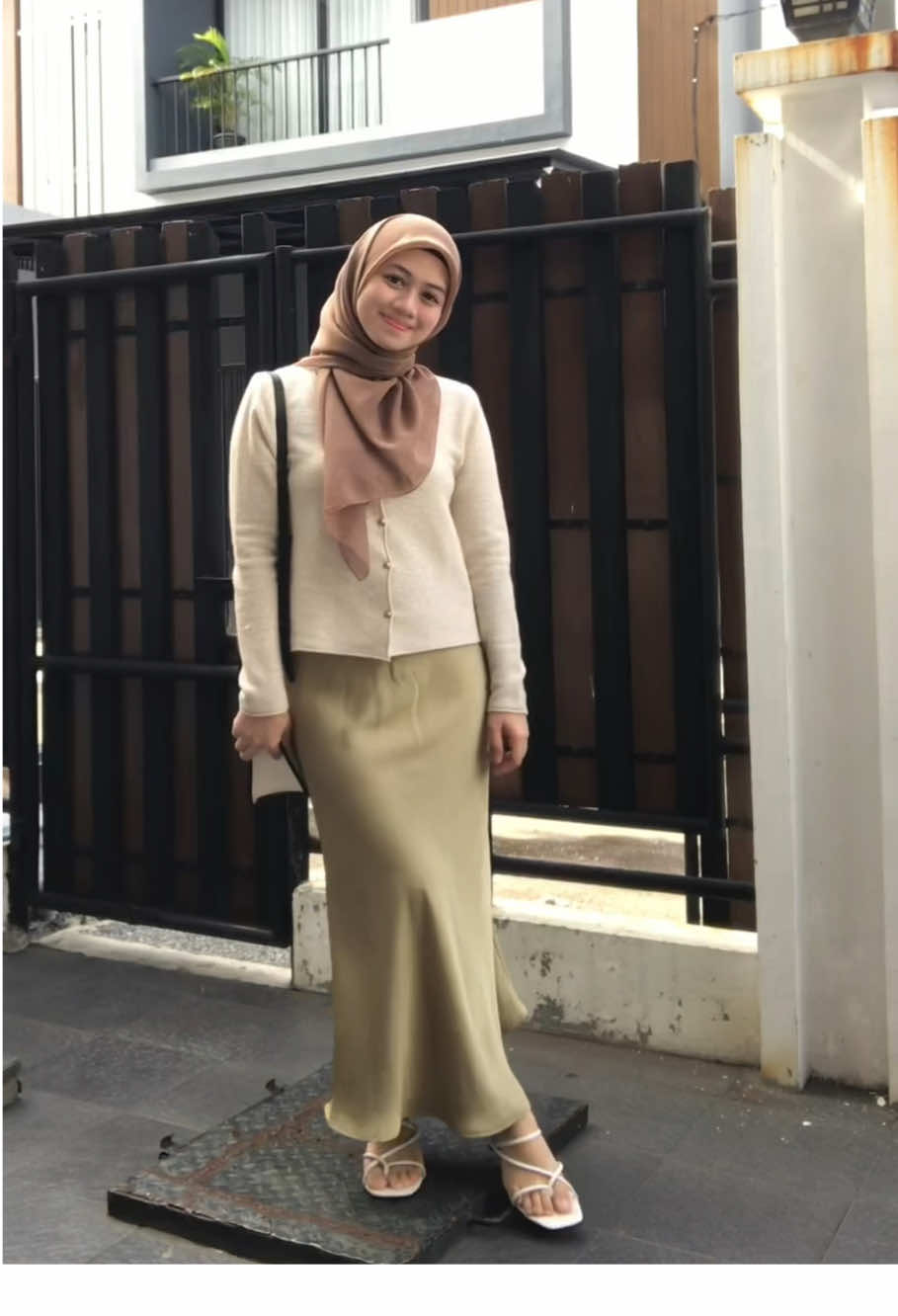 Ootd hari ini pakai satin silk skirt bikin look keliatan elegant & classy, very demure, very mindful 💅🏻🤏🏻🧚🏻‍♀️🧘‍♀️ #ootdhijab #satinsilk #satin #hijablook #hijabootd #hijabstyleoutfit #OOTD #ootdhijab #ootdhijabstyle #ootdfashion #ootdinspo 