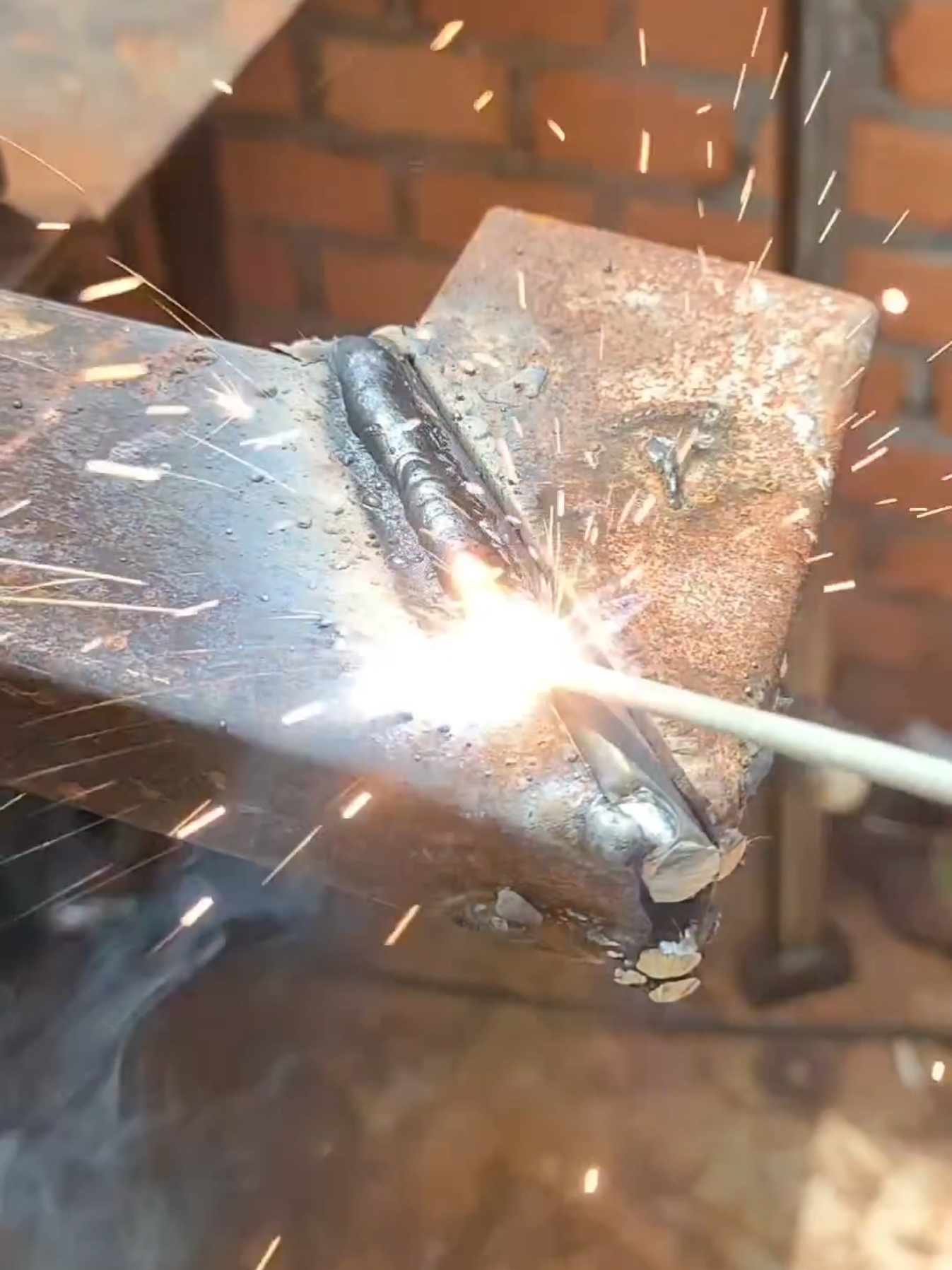 Professional welders must have a way to weld large gaps. #welding  #idea #amazing #cuttingskills #beginnerwelder #tipsandtricks #fabrication #diyproject #metalworking #howtoweld #perfectweld #weldingart #technique #fyp #weldingcreativetools #professional #ideas #weldingtiktok #DIY #welder 